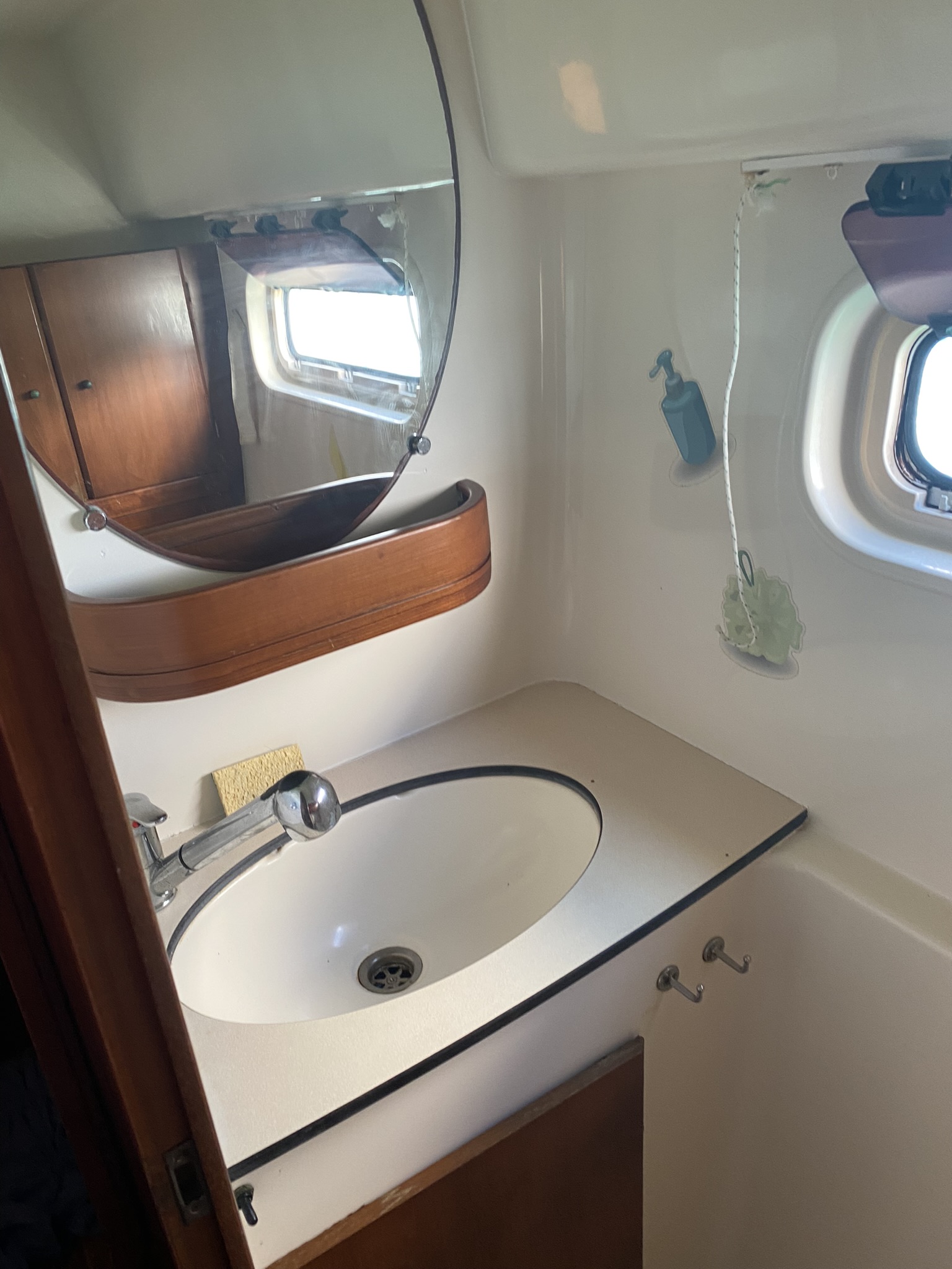 Cabine sur catamaran Lady ISIS : une expérience maritime en Martinique à Sainte-Anne — détail architectural