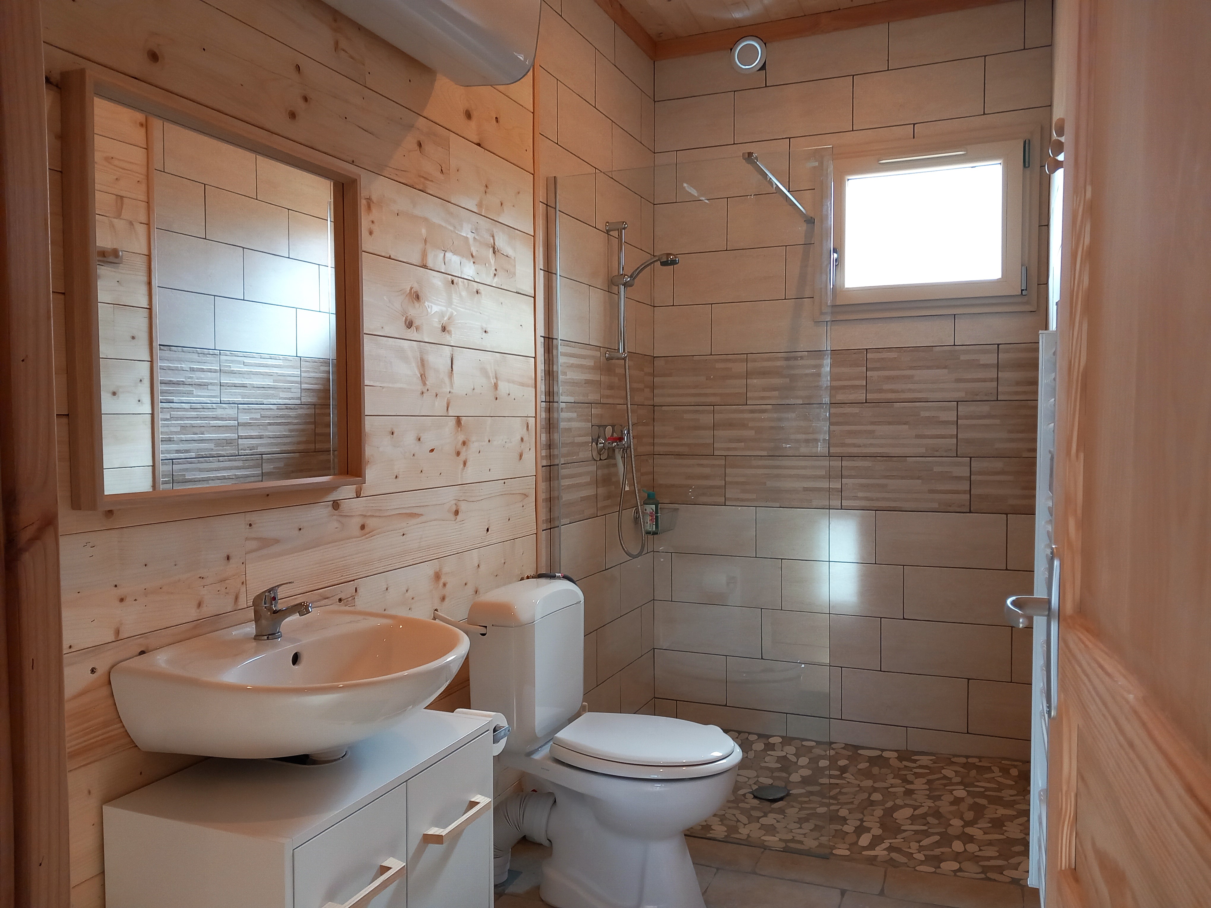 Chalet Douglas : une évasion romantique avec vue sur le lac à Condat-En-Combraille — chambre