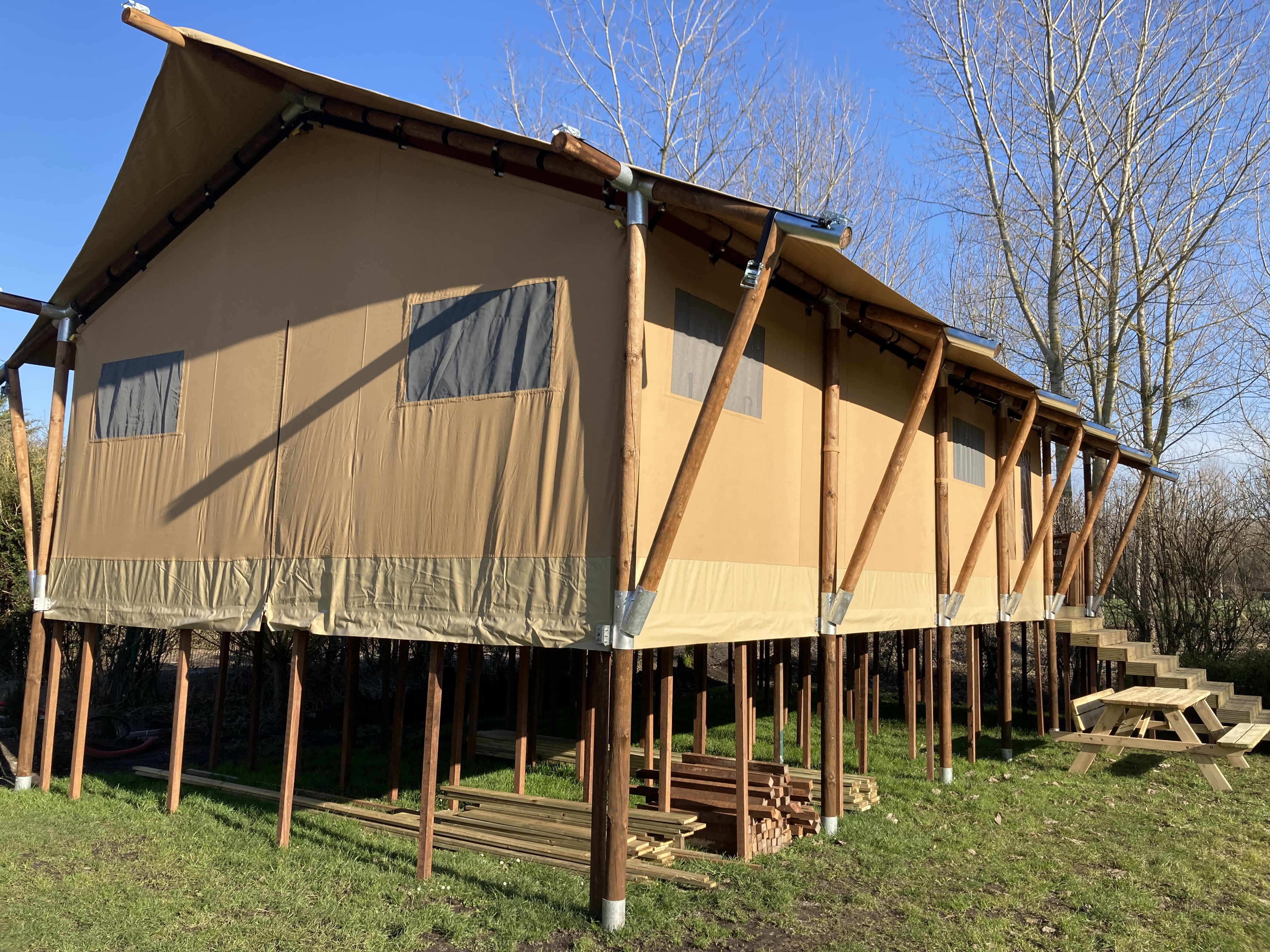 Tente Safari XXL sur Pilotis — Tente avec Spa à Oise à Bresles — cuisine