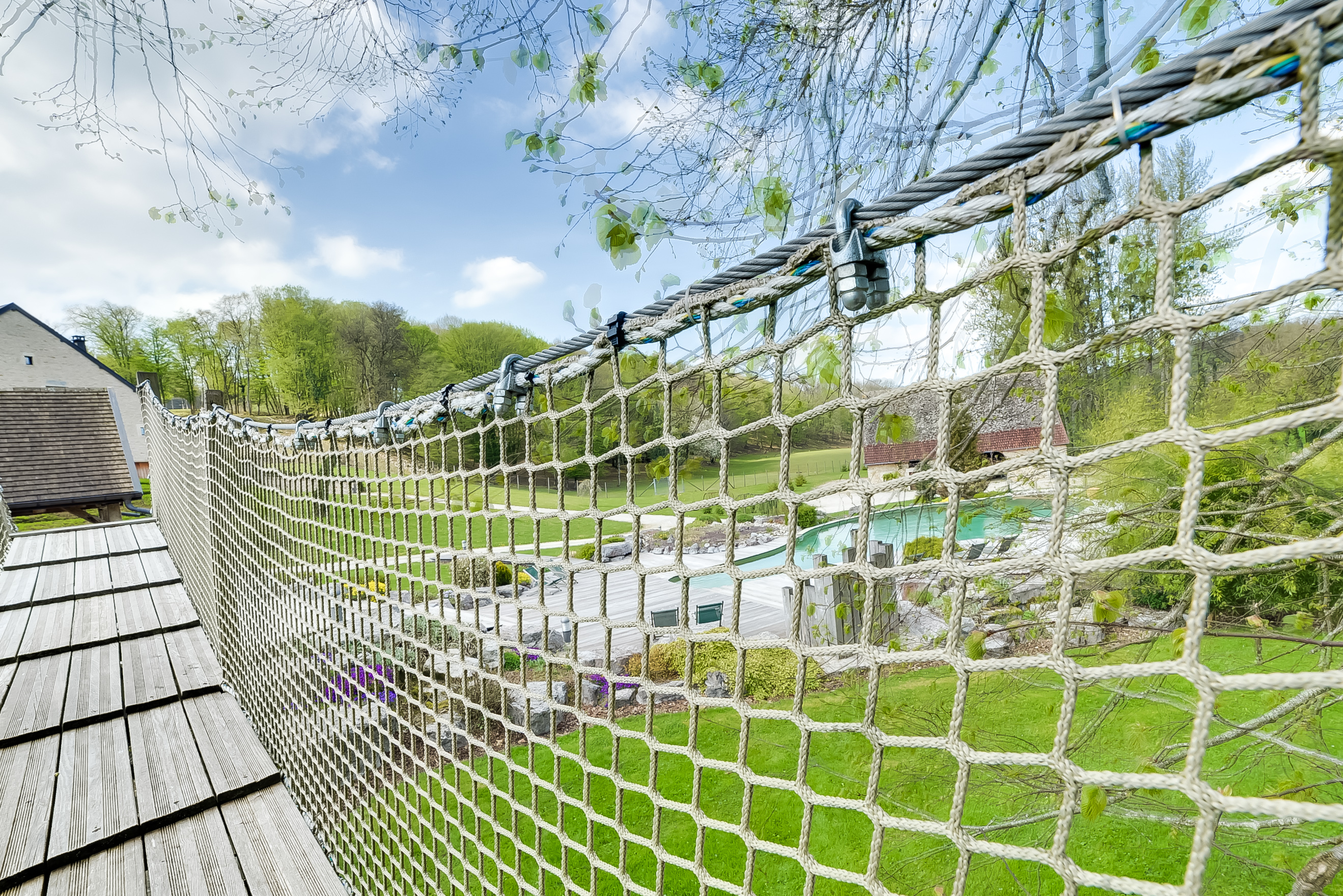 Cabane Spa des Tilleuls : une évasion dans les arbres à Corcelle-Mieslot — détail architectural