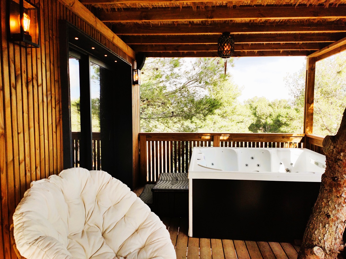 Villa XXL Jacuzzi — Cabane sur pilotis avec spa à Gard à Alès — espace de vie