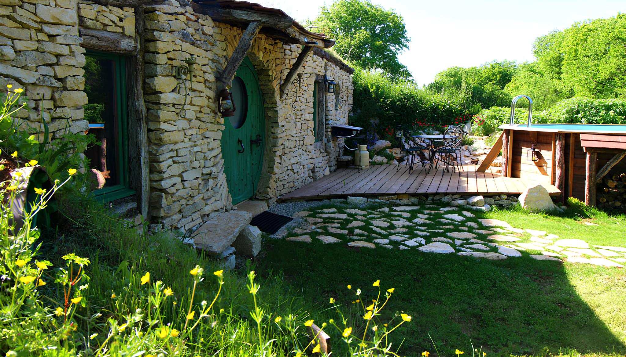 Maison Hobbit du Mas de Saillac — Maison insolite 4m de hauteur à Tarn-et-Garonne