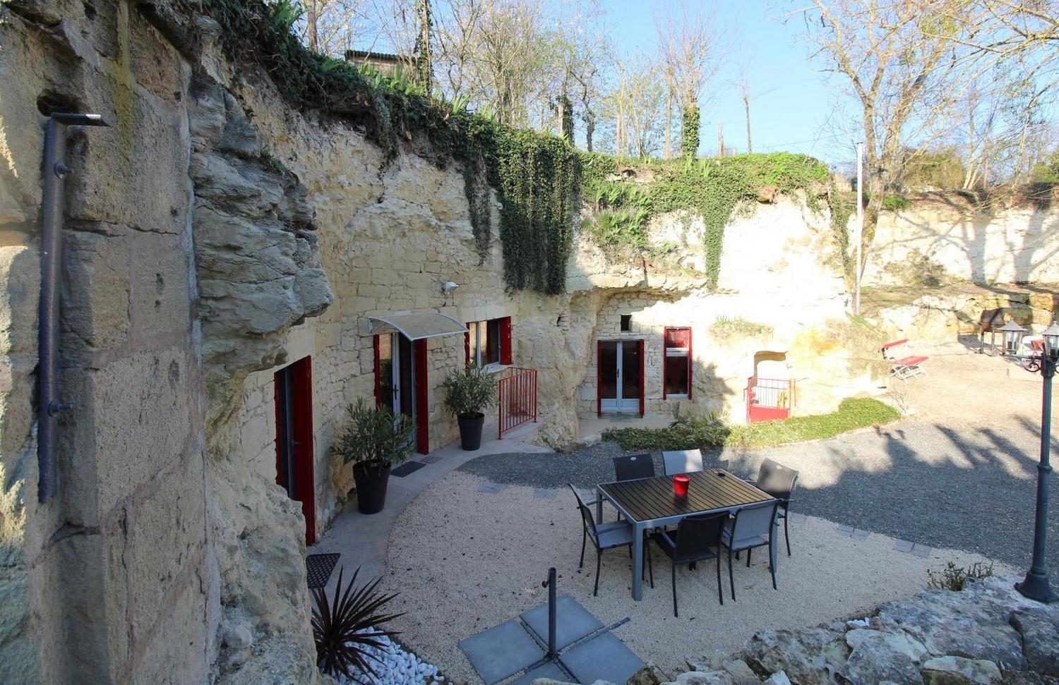La Grotte Rouge : une maison troglodyte au cœur de la nature à Dénezé Sous Doué — vue depuis la terrasse