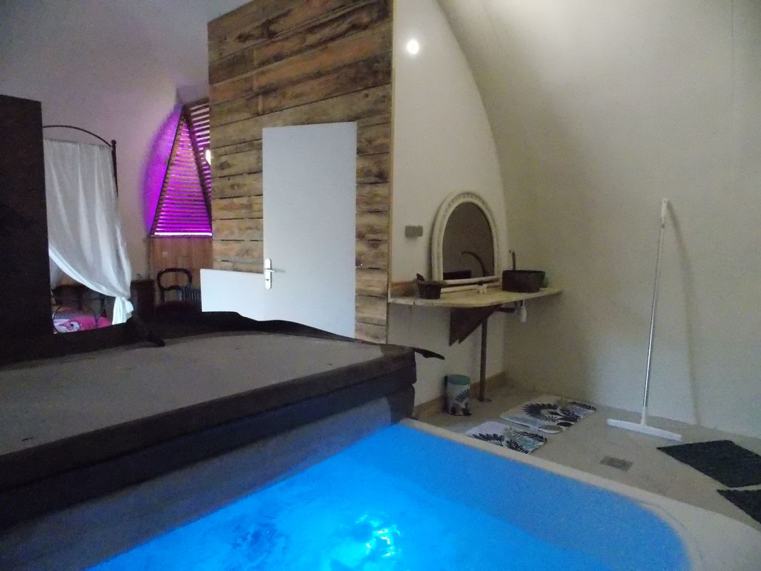 Maison de Hobbit Arwen & Spa — Nuit romantique en Isère à Saint-Quentin-sur-Isère — vue intérieure
