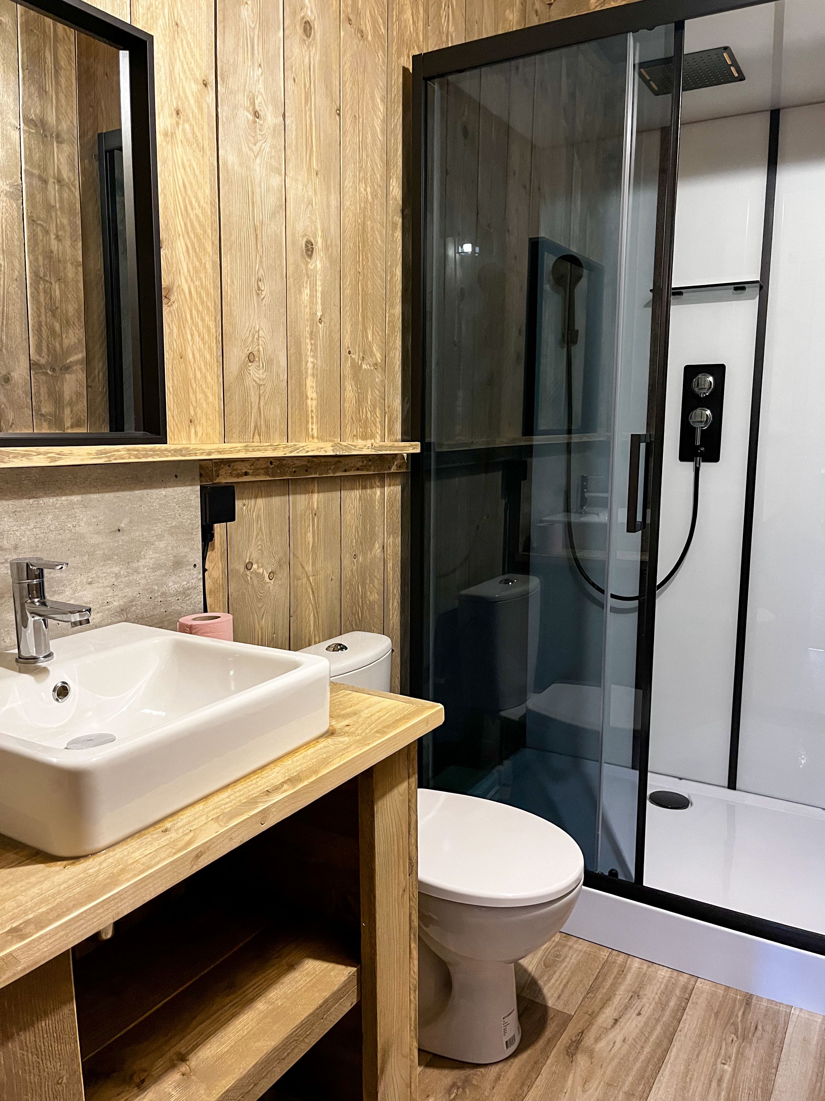 Lodge Safari 4 personnes — Séjour avec spa à Vaucluse à Fontaine-de-Vaucluse — salle de bain