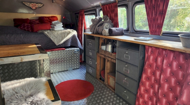 Le Truck-Lodge le 608 : une expérience inclassable en Provence à Saint-Andiol — vue intérieure
