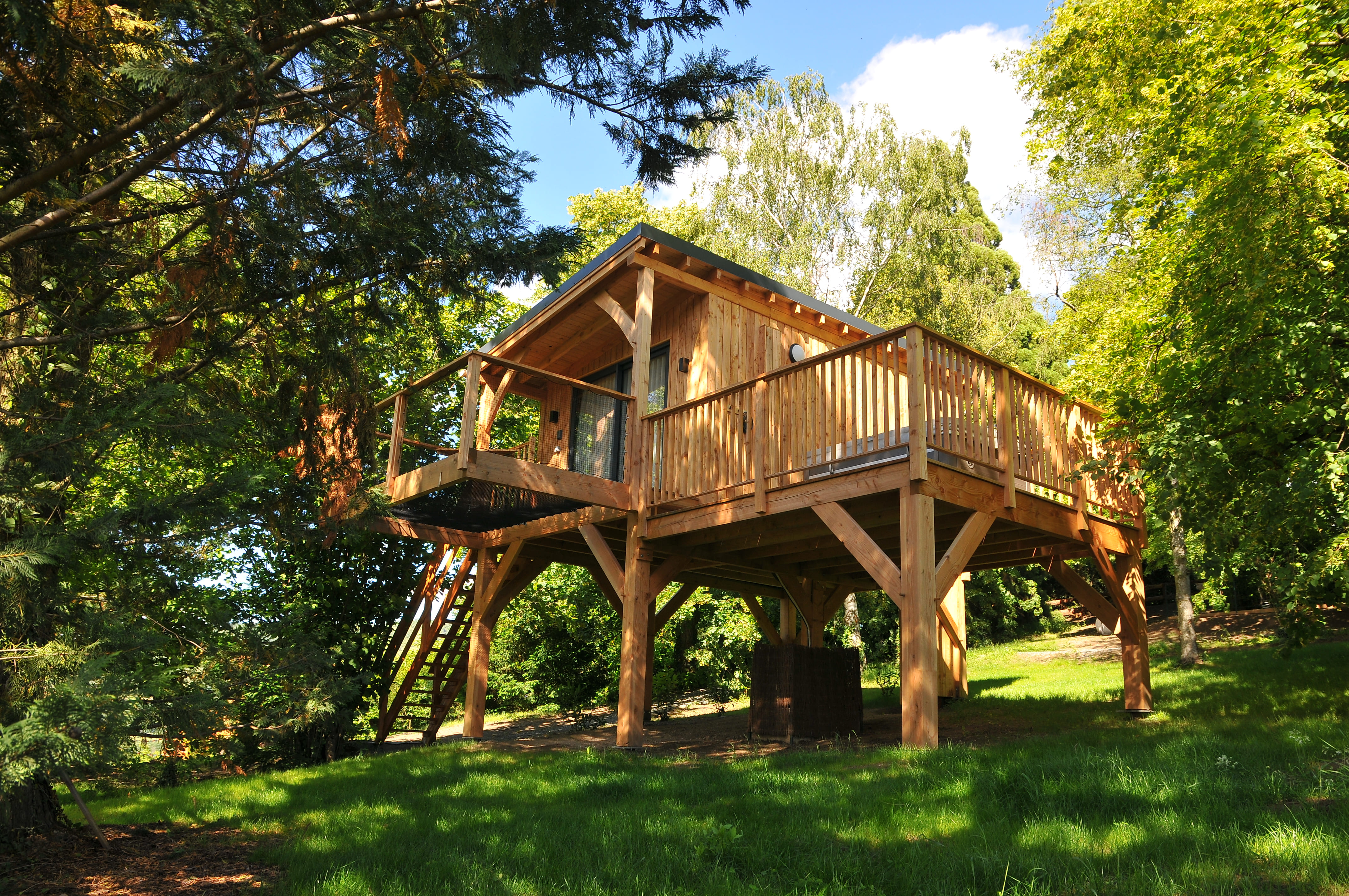 Évasion en cabane sur pilotis avec spa en Auvergne