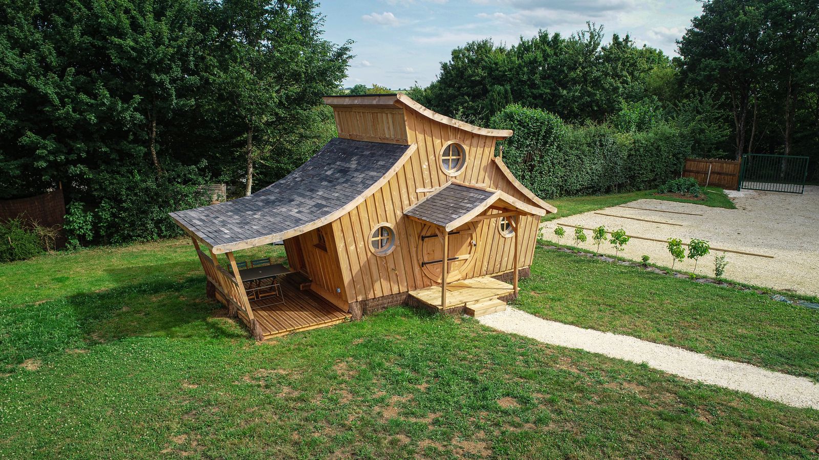 La Maison de Hobbit de L'Orée des 4 chemins — Maison insolite avec spa à Yonne