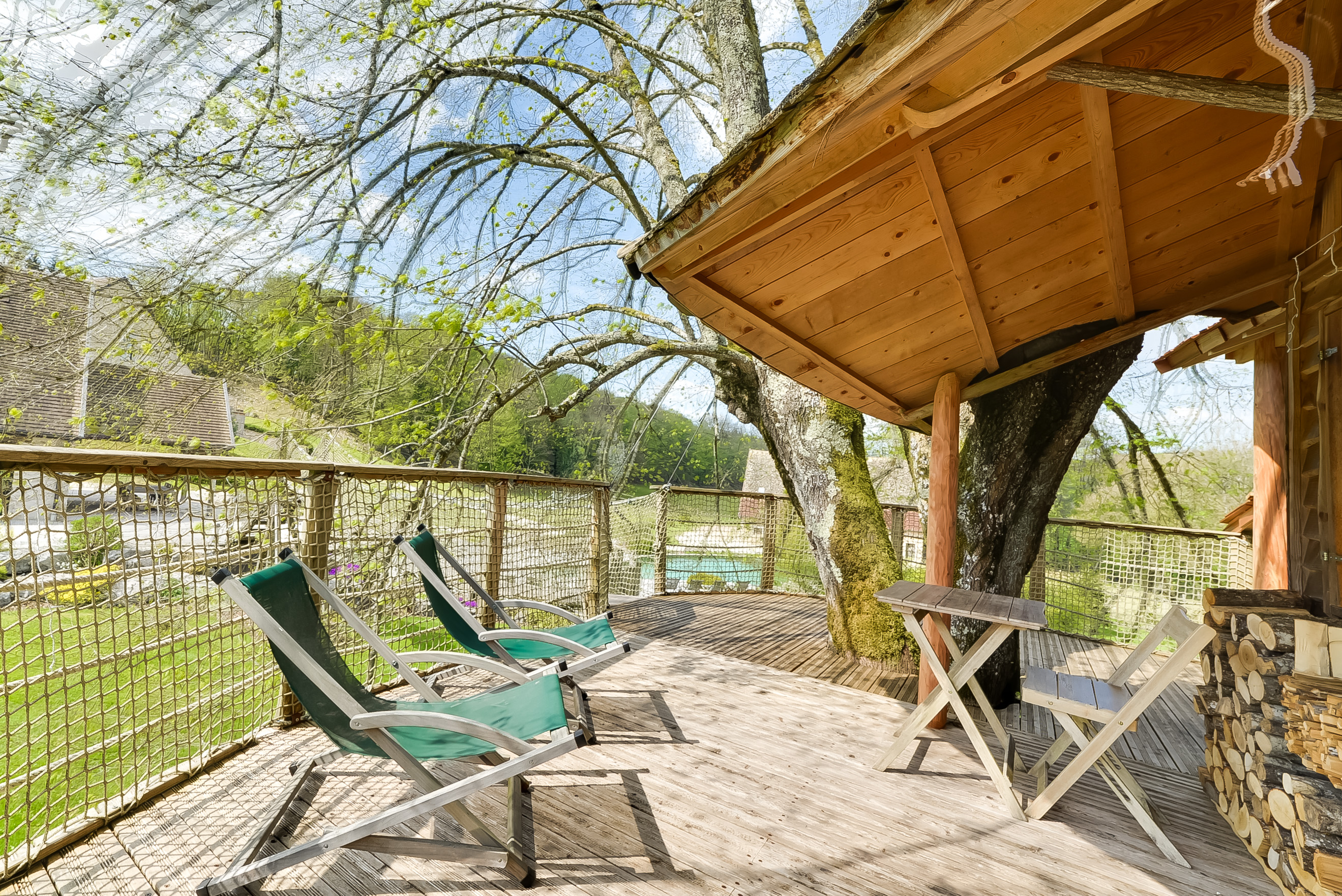 Cabane Spa des Tilleuls : une évasion dans les arbres à Corcelle-Mieslot — chambre