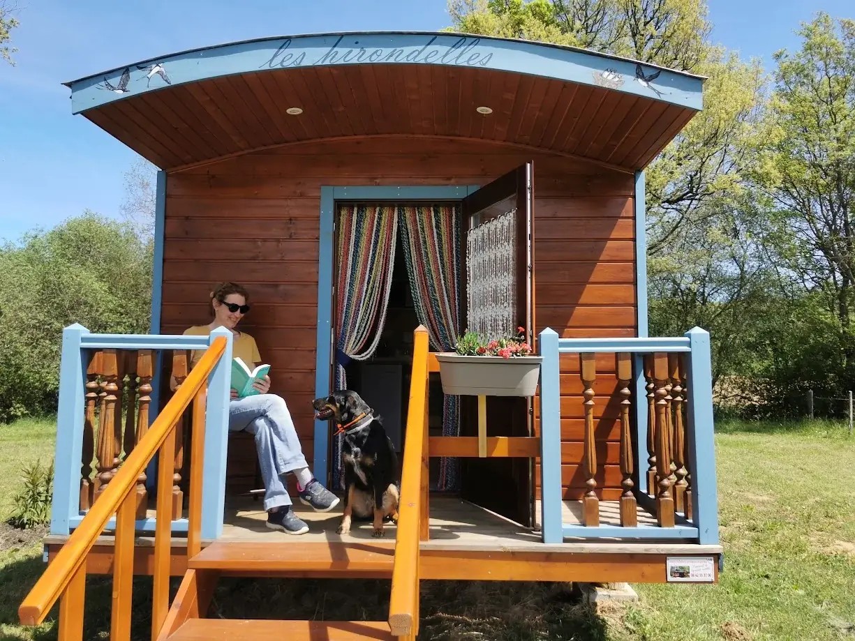 Roulotte Les Hirondelles — Évasion nature avec spa à Ariège à Foix — chambre