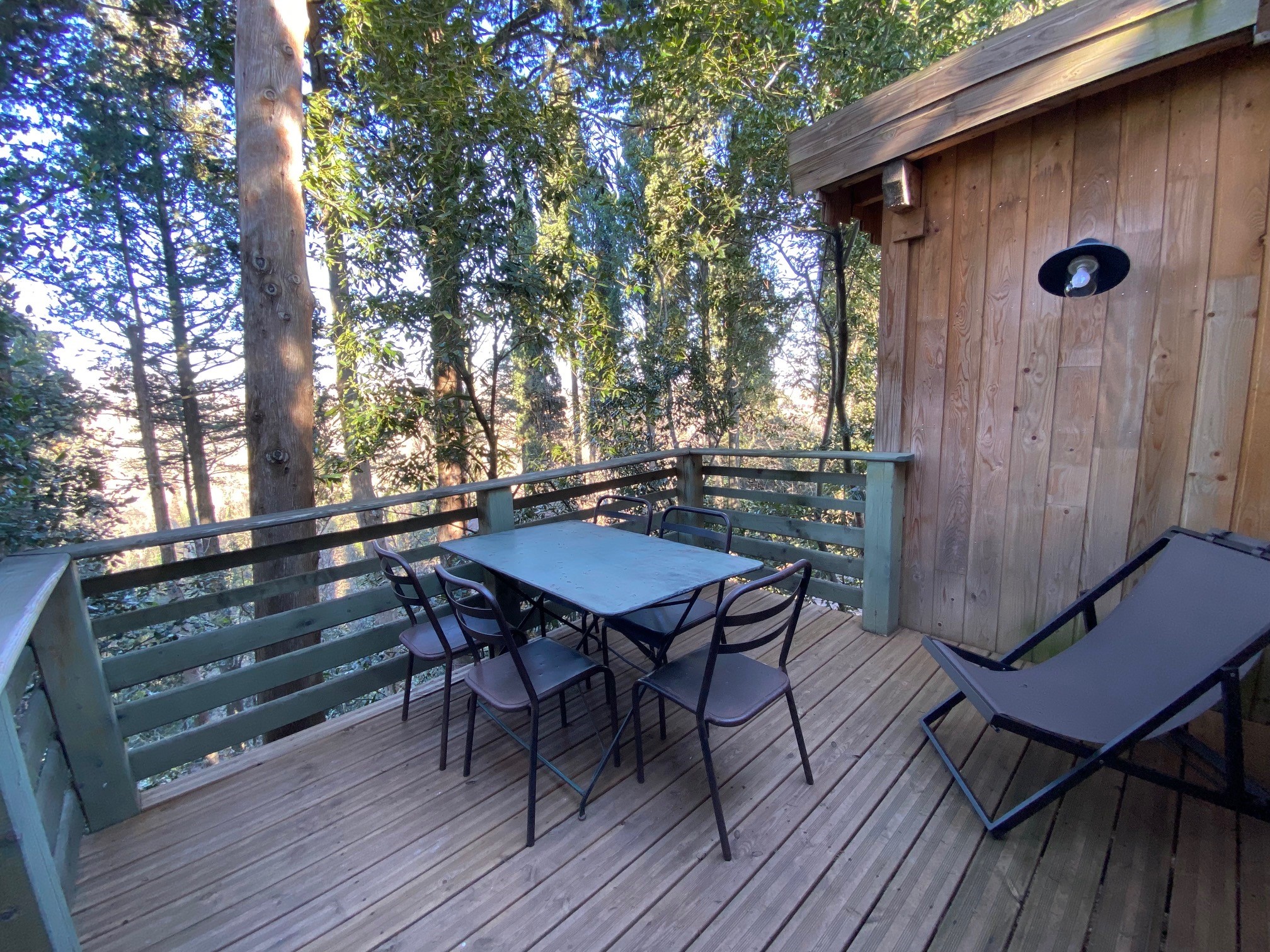Cabane Fresnes : une expérience suspendue dans les arbres à Villalier — cuisine