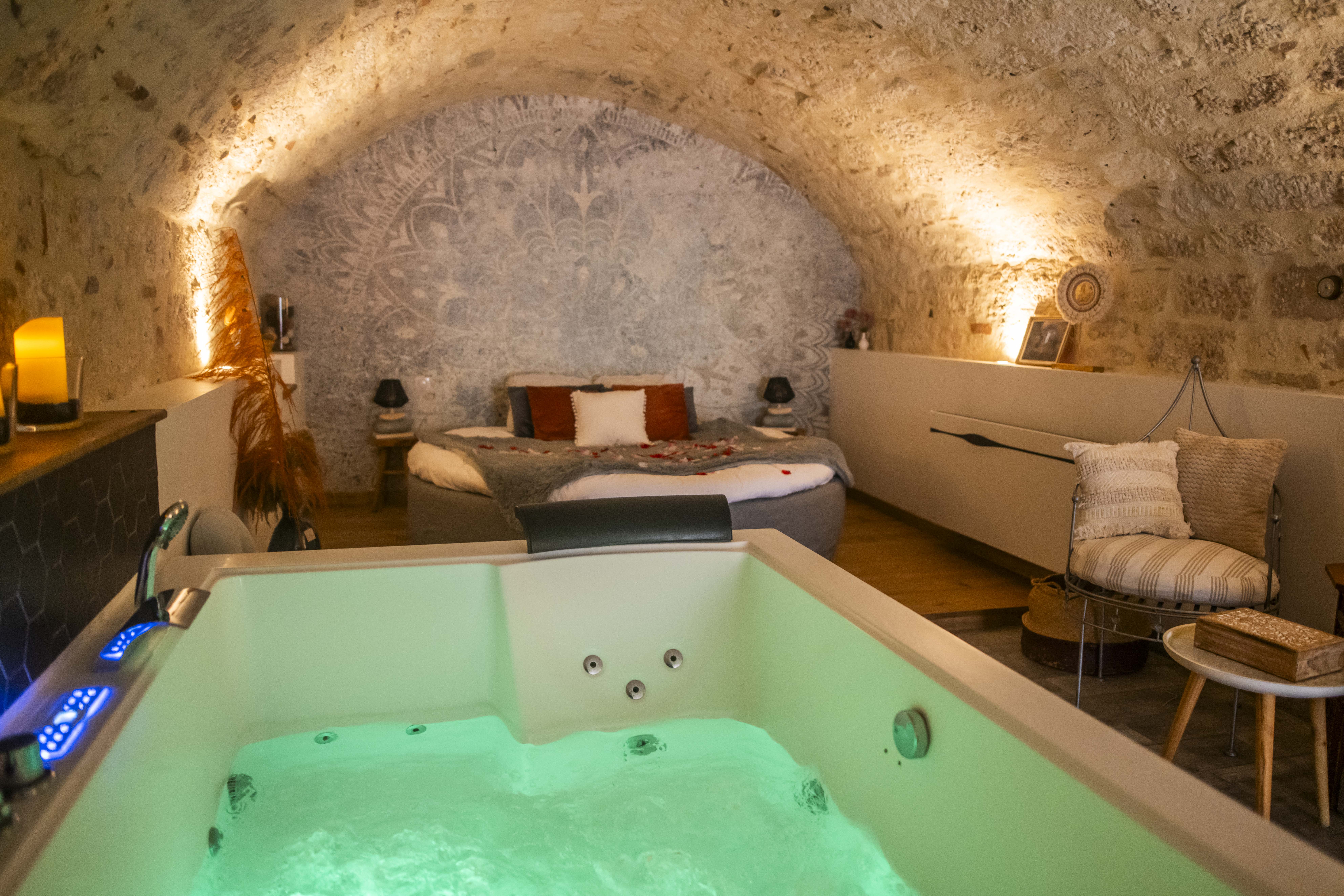 Le Secret & Spa : une maison troglodyte au cœur du Quercy à Montpezat De Quercy — vue intérieure