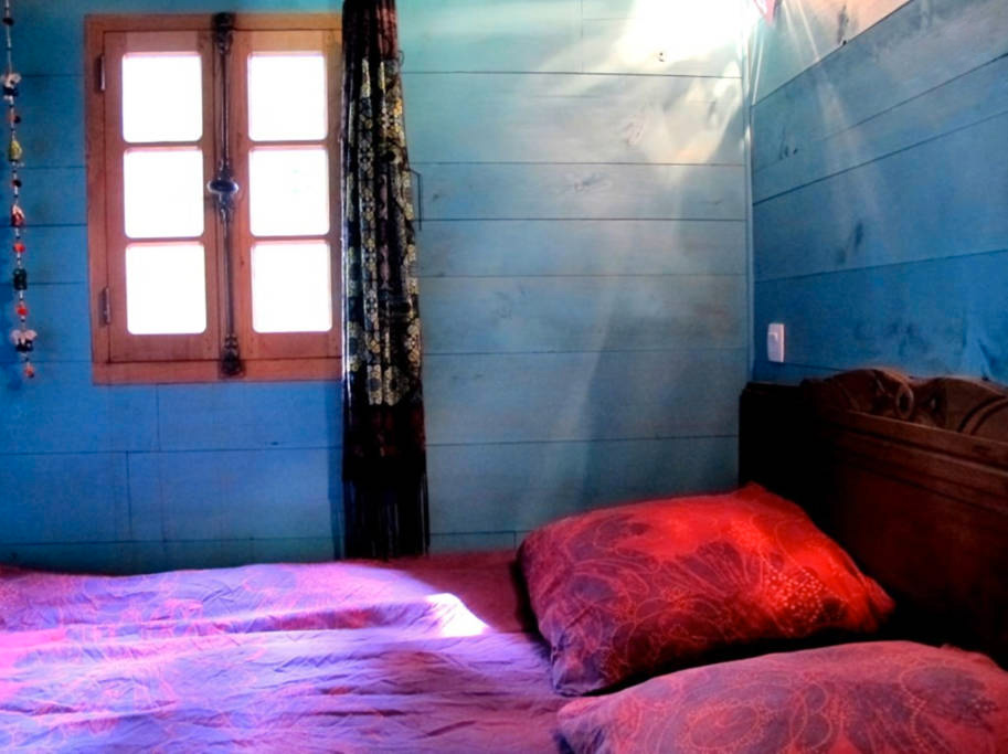 La Roulotte Violette : une escapade insolite en Languedoc-Roussillon à Montmaur — espace de vie
