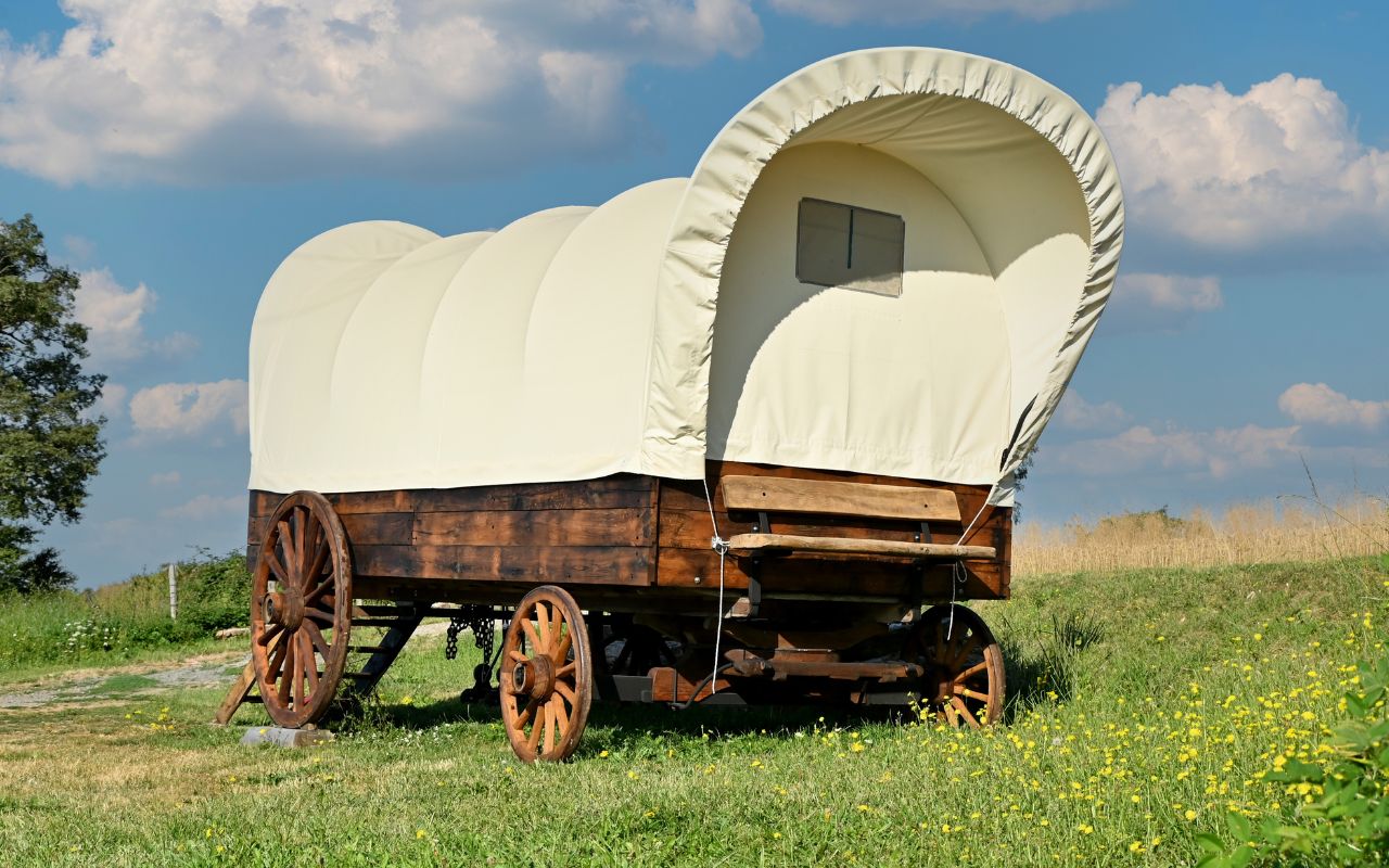 Chariot Western — Nuit insolite avec spa à Longessaigne (Rhône)