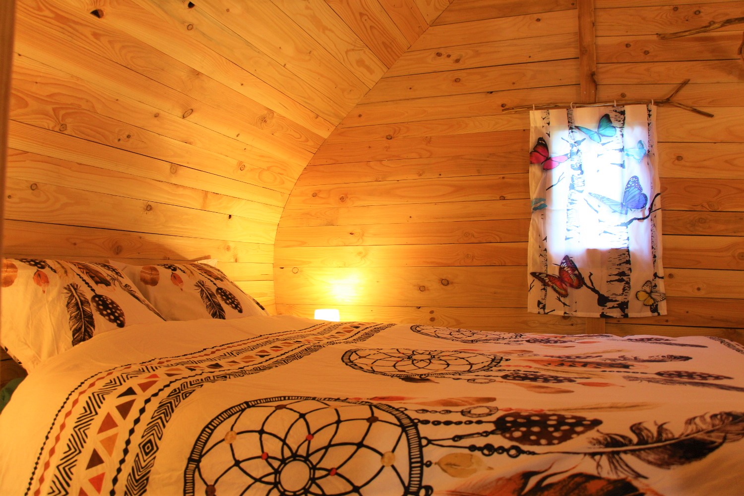 Cabane châtaigne Coutinelle perchée sur terrasse Cévenole à Peyremale — chambre