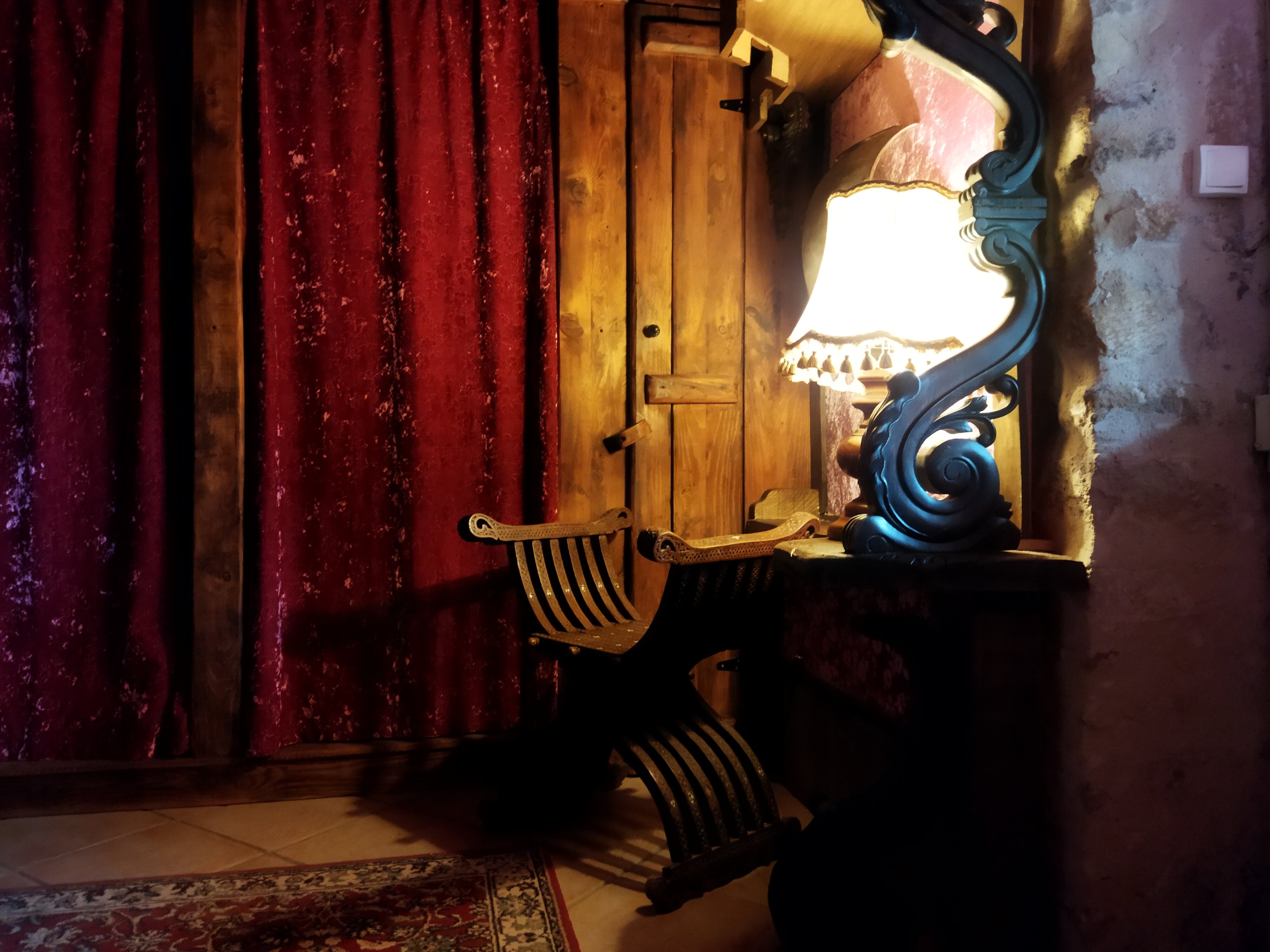 Le relais magique des Sorciers : une chambre à thème immersive à Servas — chambre