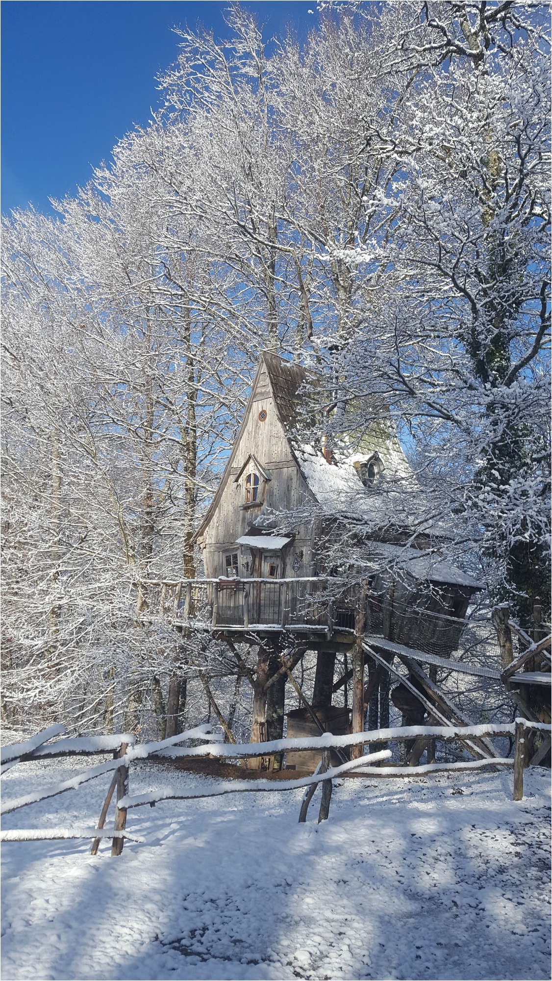 La cabane du Soleil — Cabane dans les arbres à 6m de hauteur en Corrèze à Brive-la-Gaillarde — vue intérieure