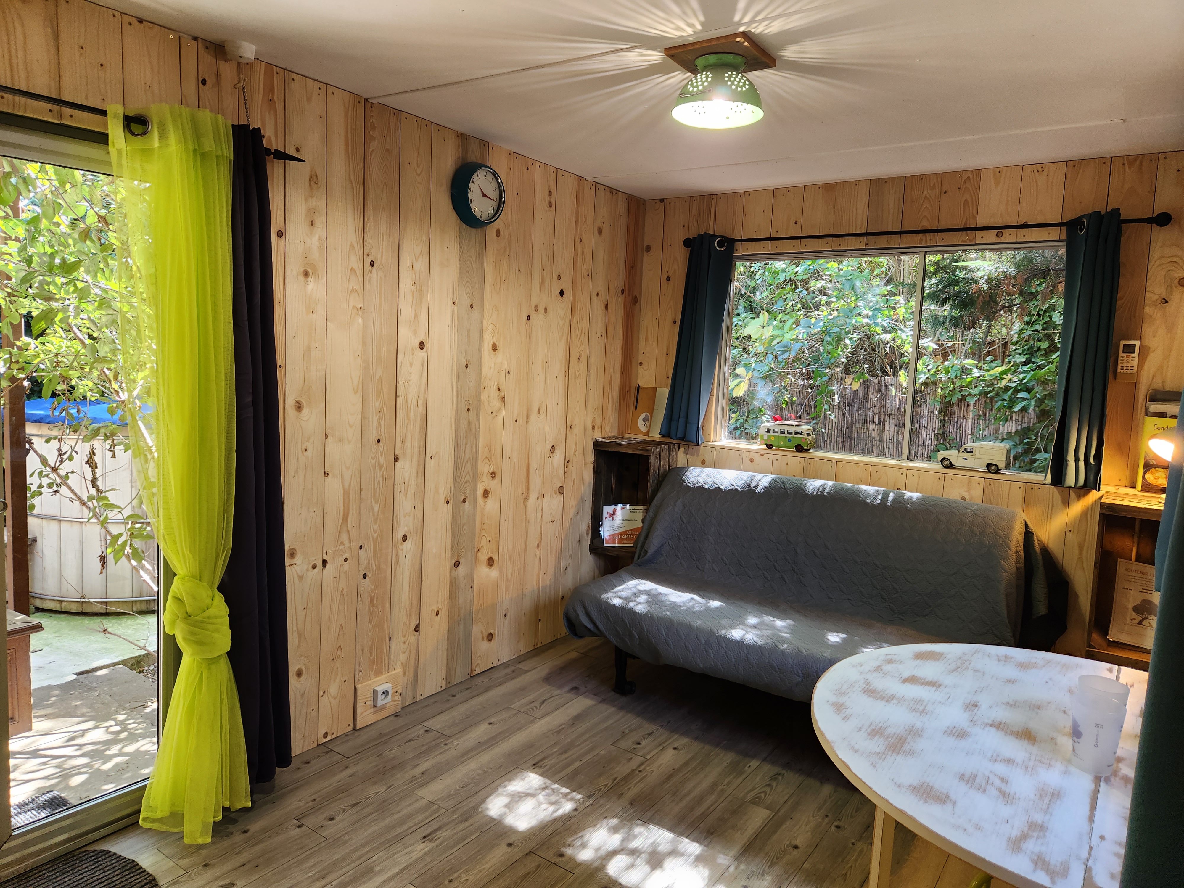 Le Truck-Lodge et SPA privatif LE BERLIET GAK : Une expérience inclassable en Provence à Saint-Andiol — chambre