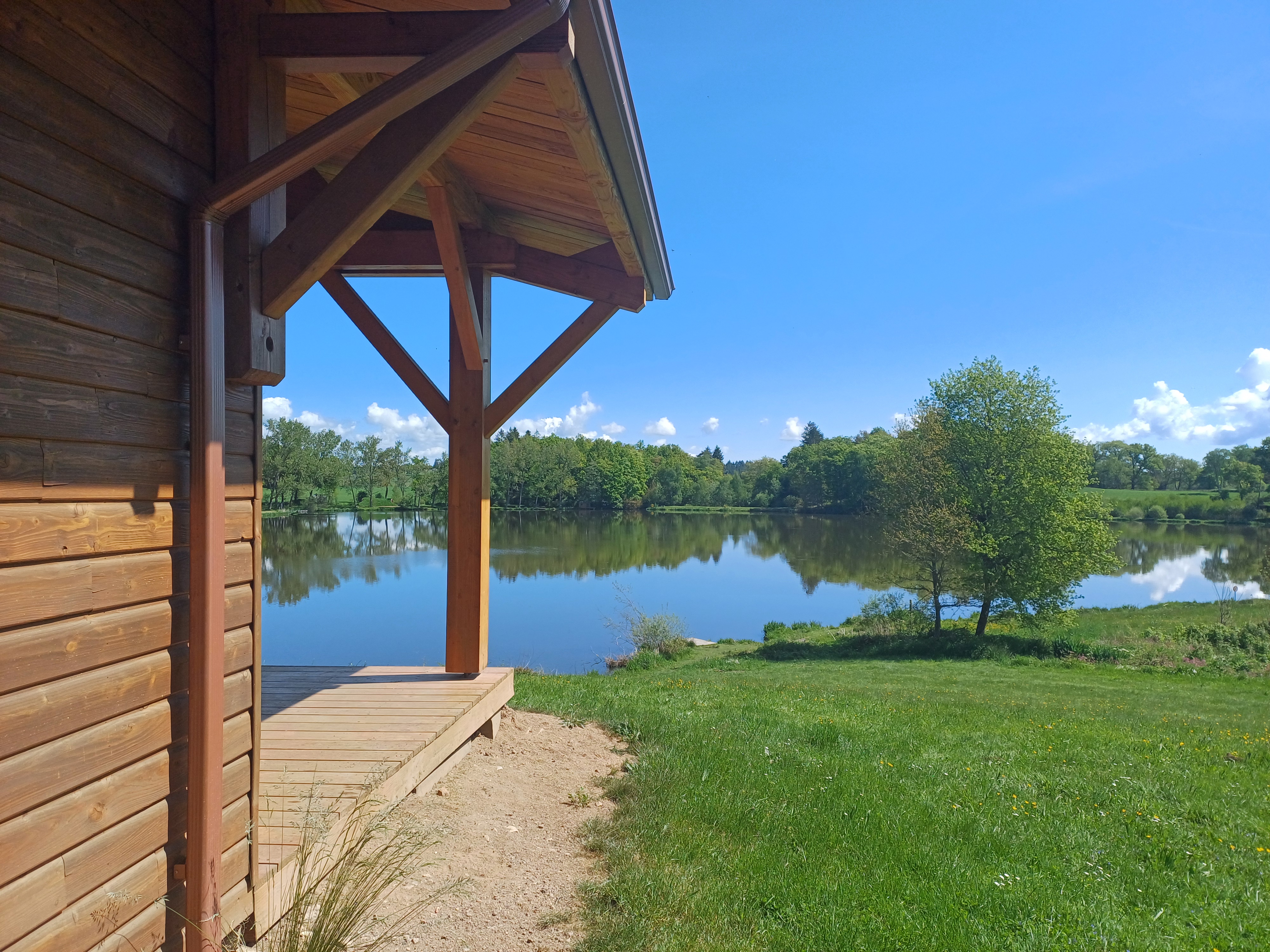 Chalet Douglas : une évasion romantique avec vue sur le lac à Condat-En-Combraille — vue depuis la terrasse