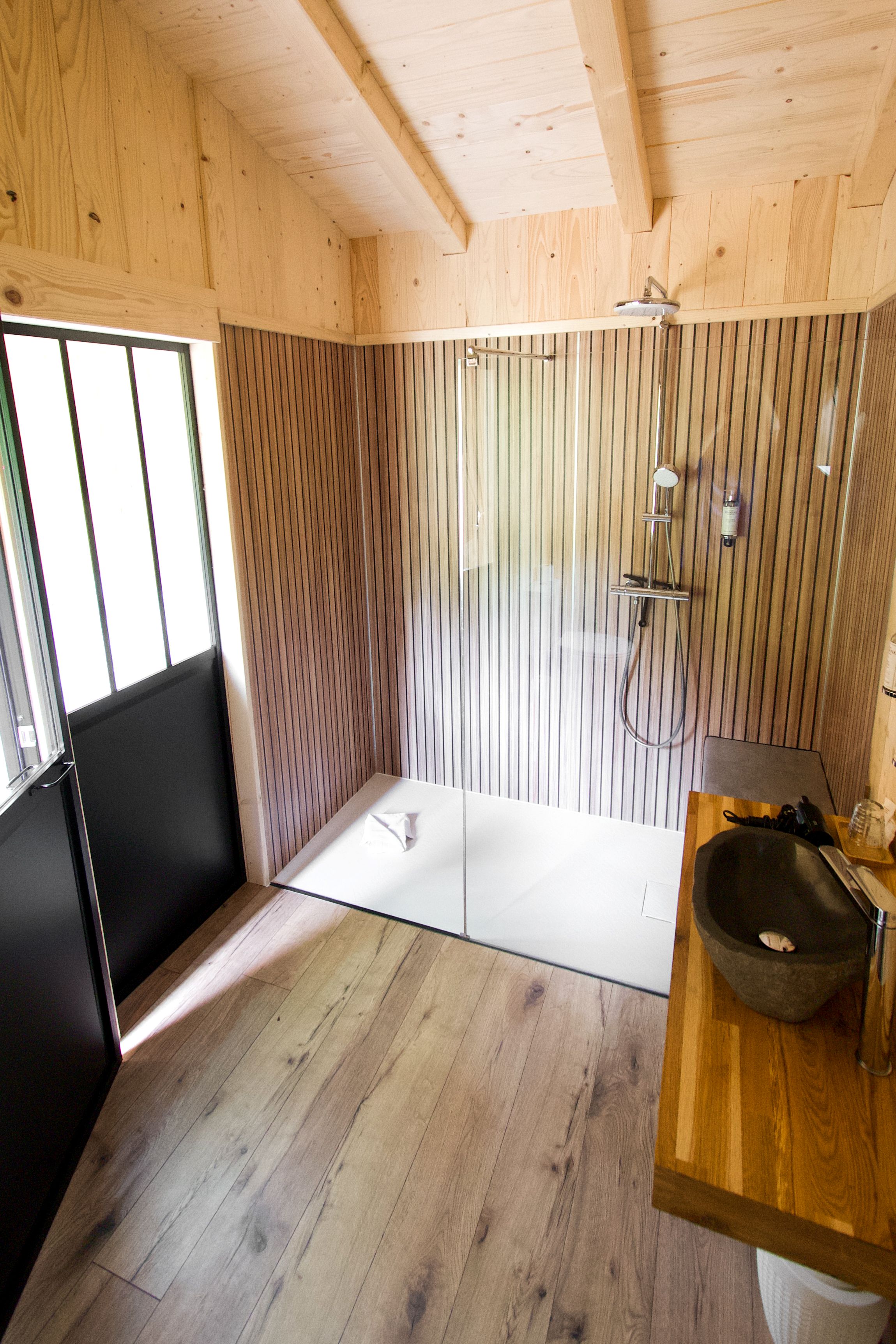 Cabane Spa Idylle : une expérience unique dans les arbres à Rosoy-En-Multien — salle de bain
