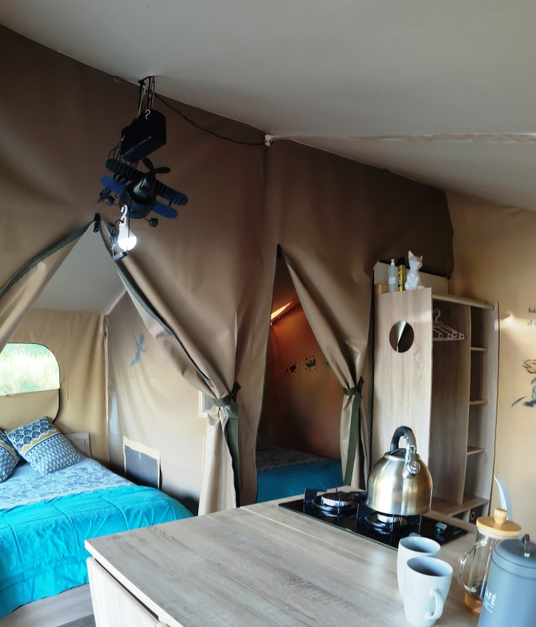 Tente Lodge Châtaigne : une immersion au cœur de la nature à Dun — vue intérieure