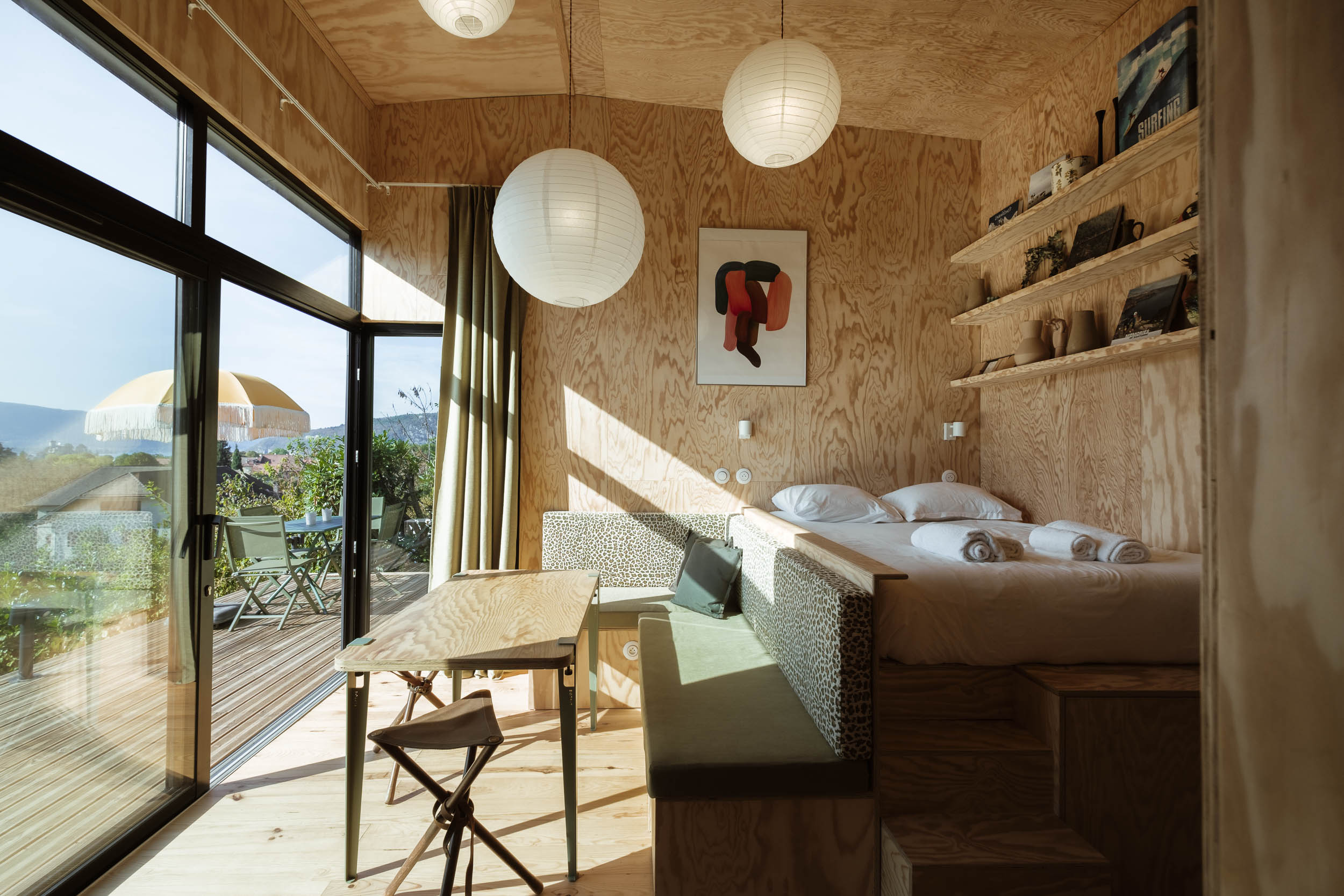 Acmé Lodge vue lac — Tiny House avec bain norvégien à Haute-Savoie à Annecy — environnement naturel