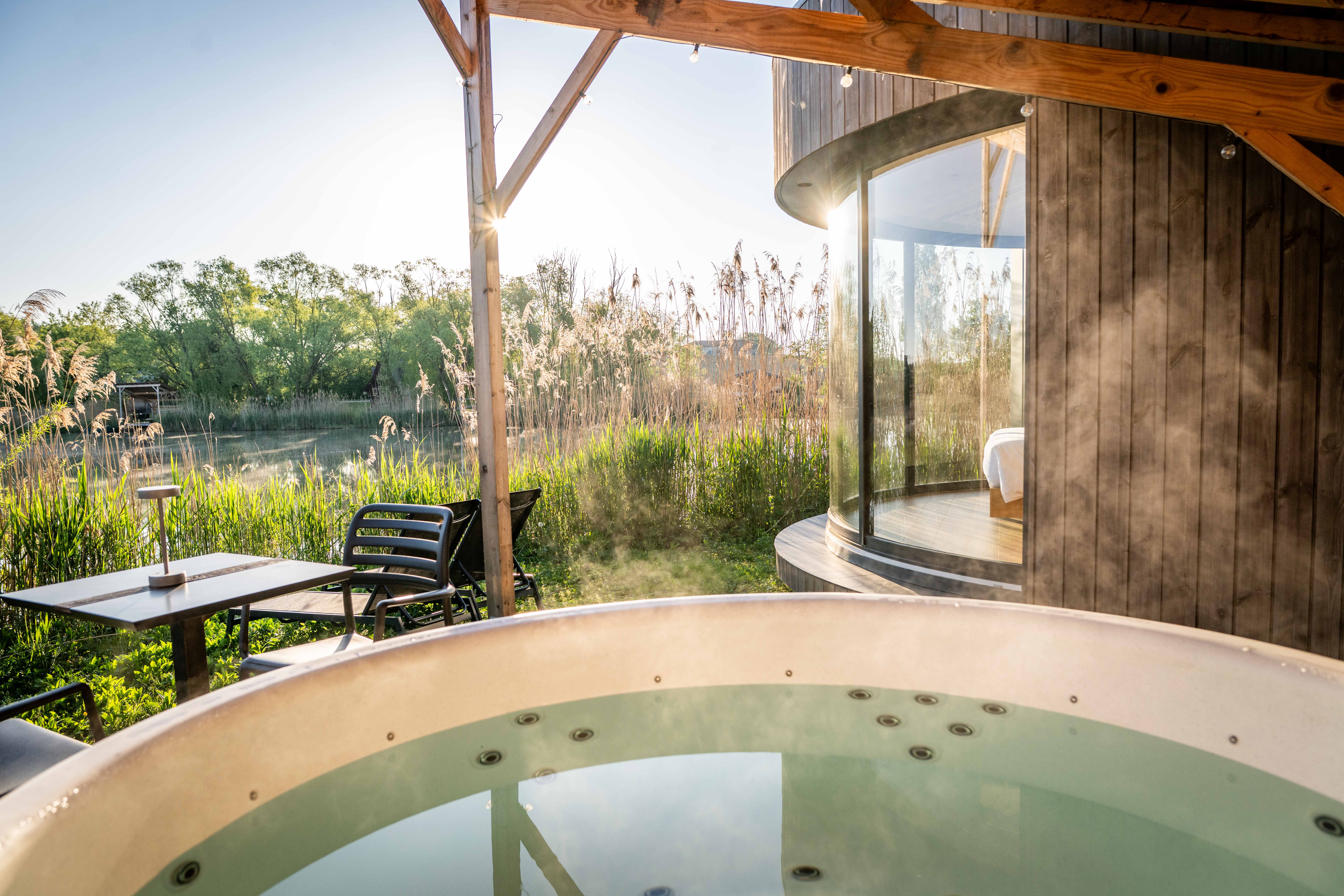 LUMIPOD SPA ILE — Cabane au bord de l'eau avec spa à Ain à Meillonnas — vue intérieure