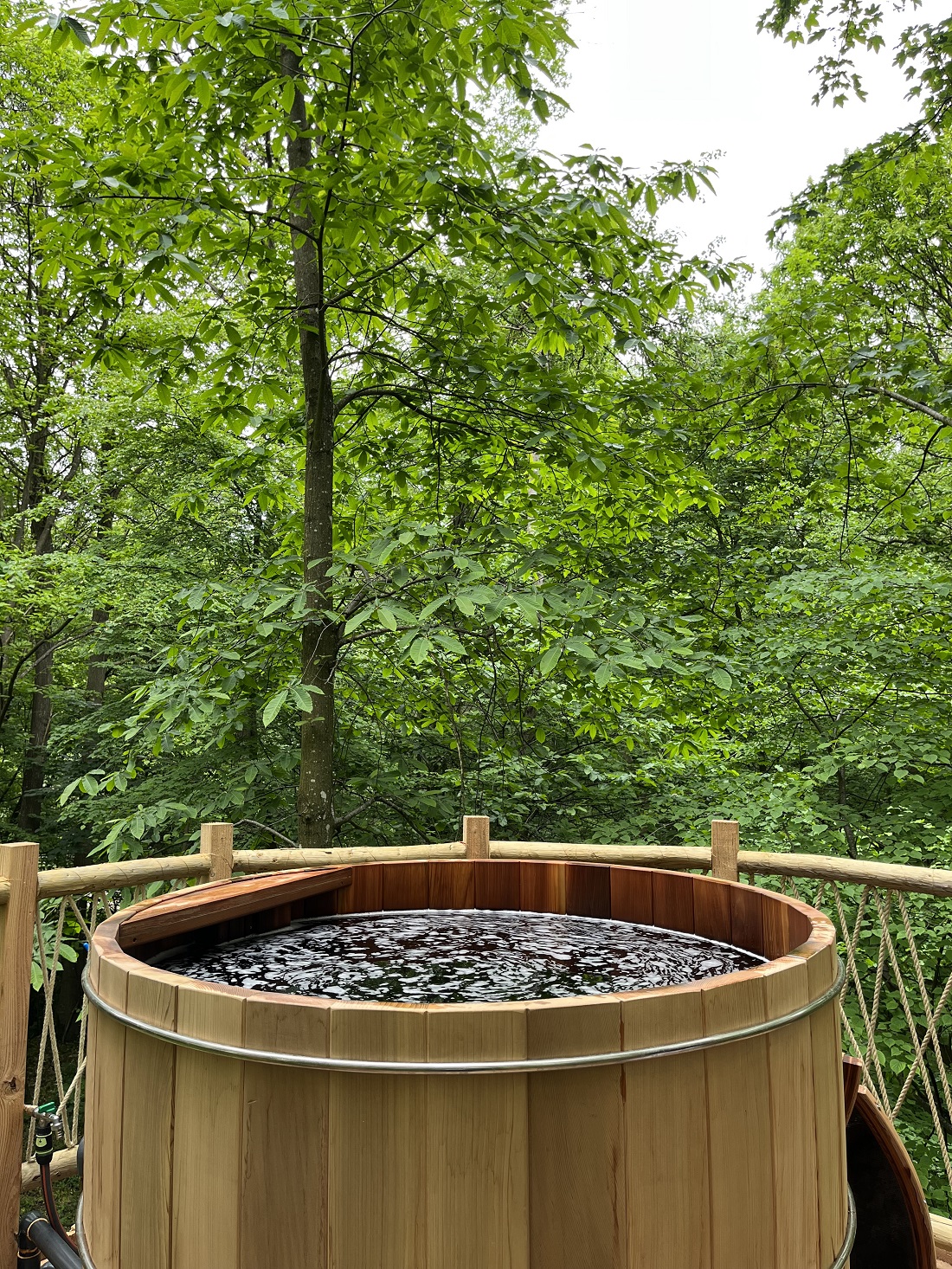 Cabane Spa Plus Complice : une évasion dans les arbres en Picardie à Raray — espace de vie