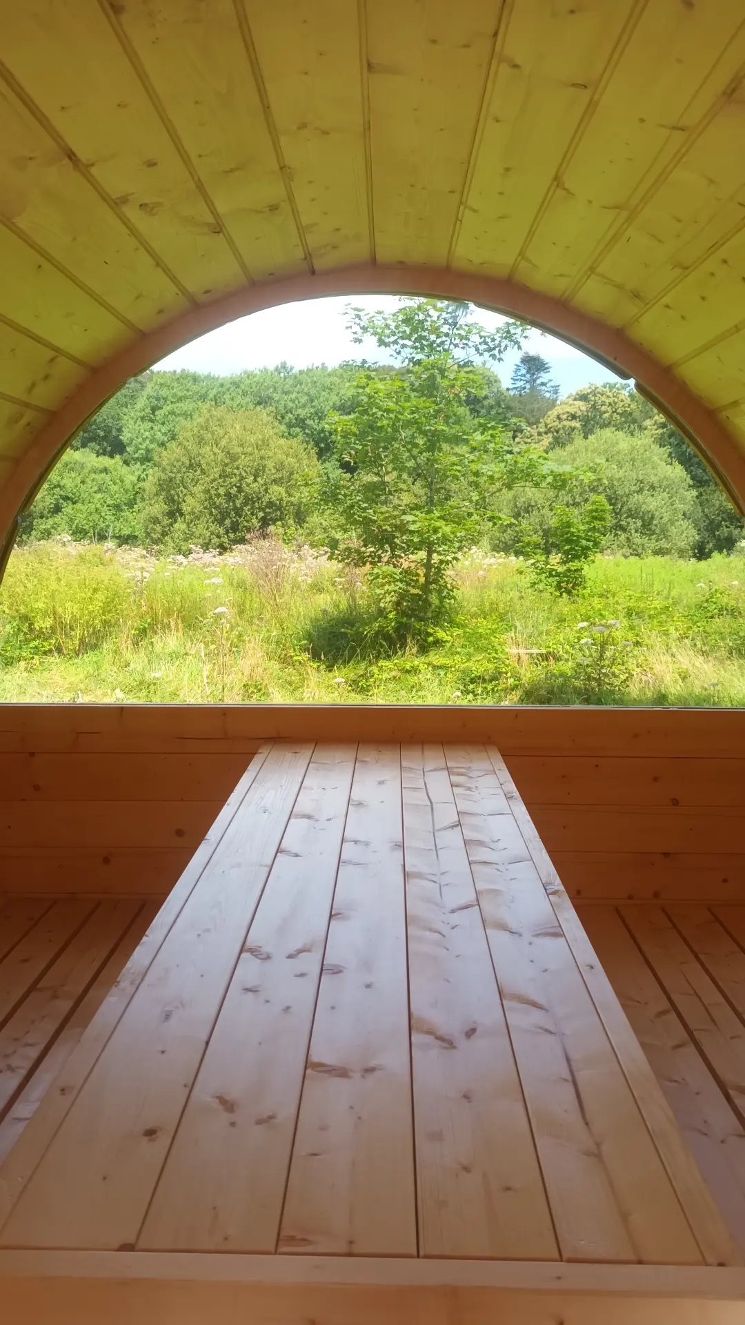 Un tonneau enchanteur en Bretagne à Cléder — vue intérieure