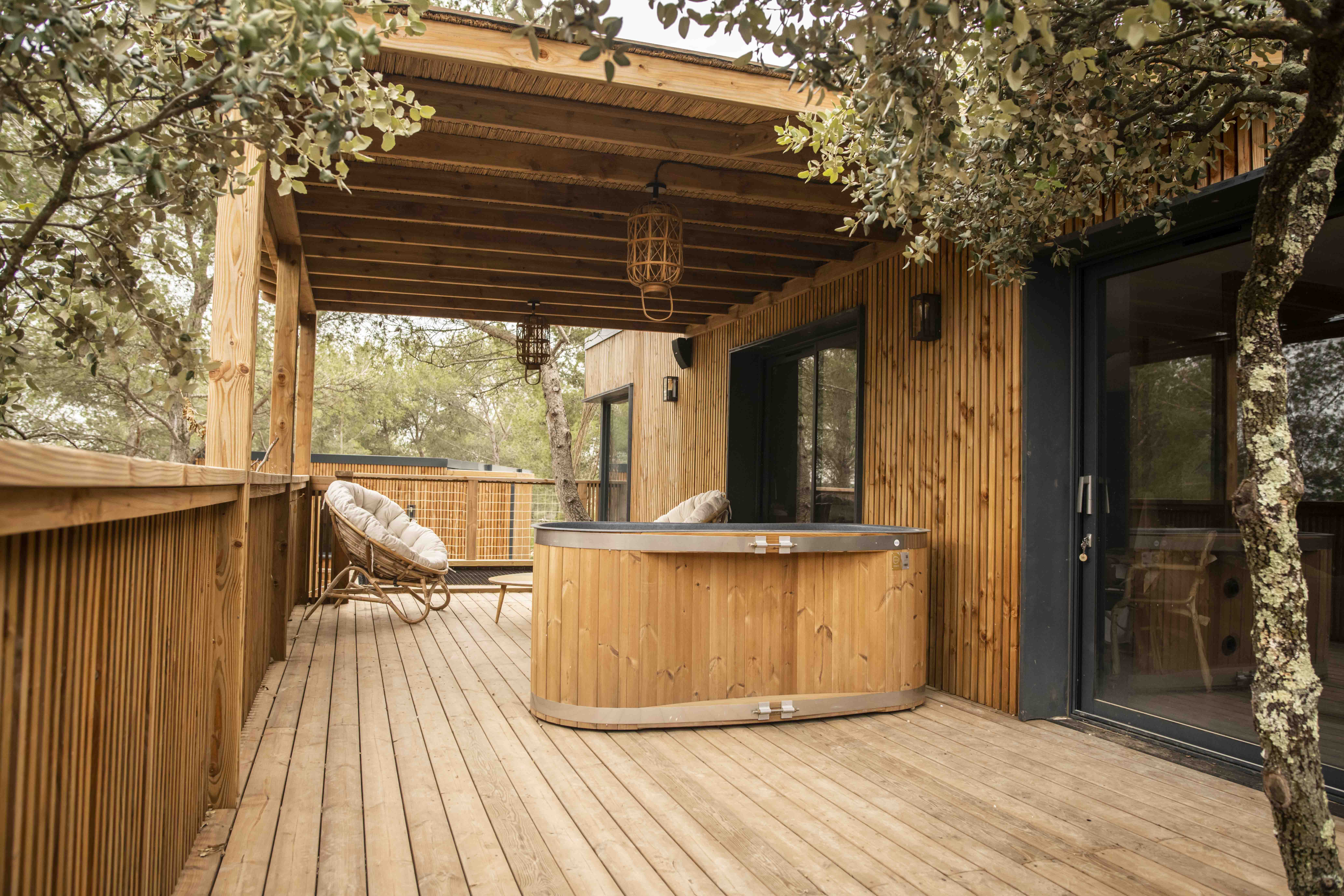Villa Couple Baignoire Jacuzzi — Cabane sur pilotis à Gard