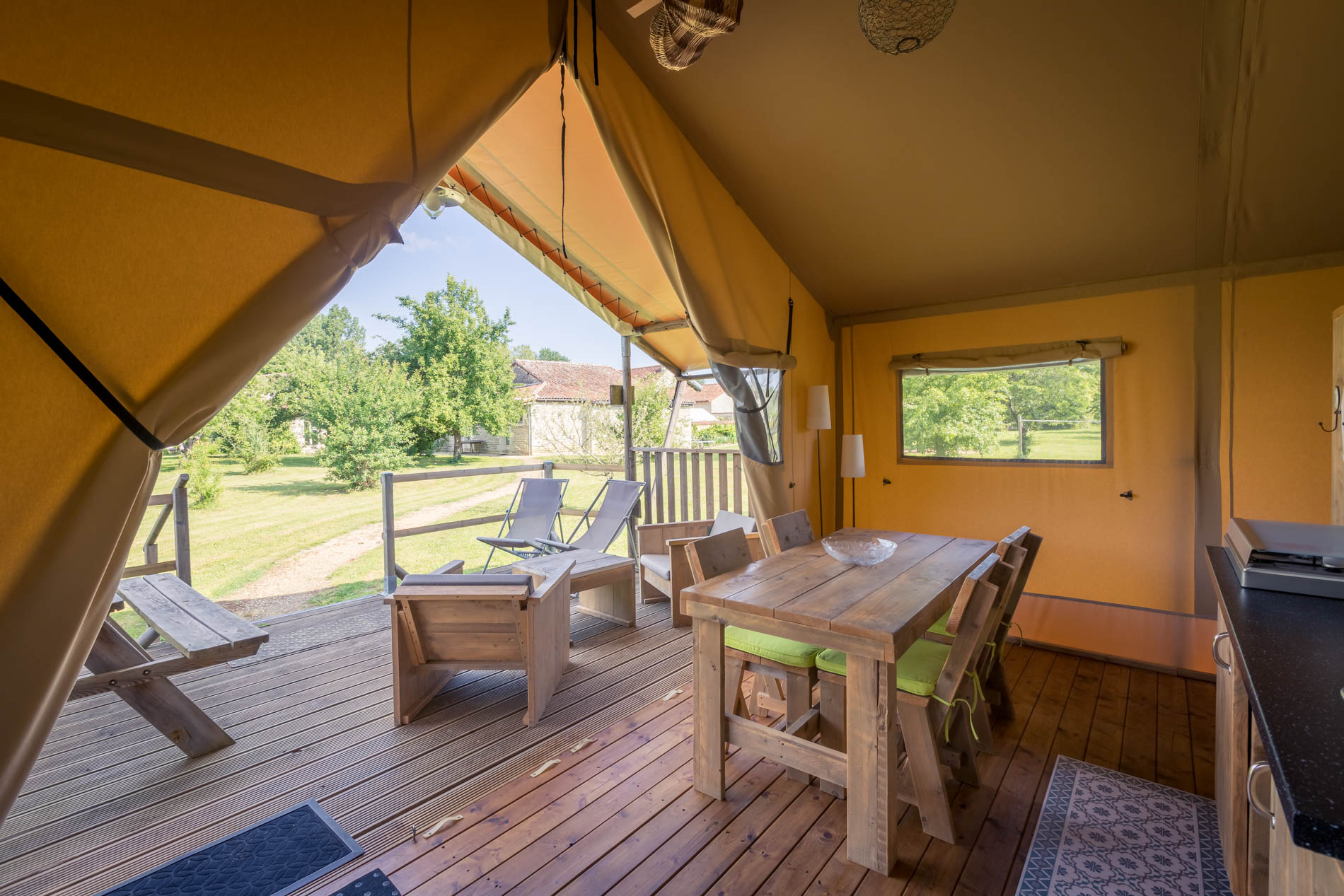 Tente Lodge la Clairière : une immersion sauvage en Nouvelle-Aquitaine à Saires — environnement naturel