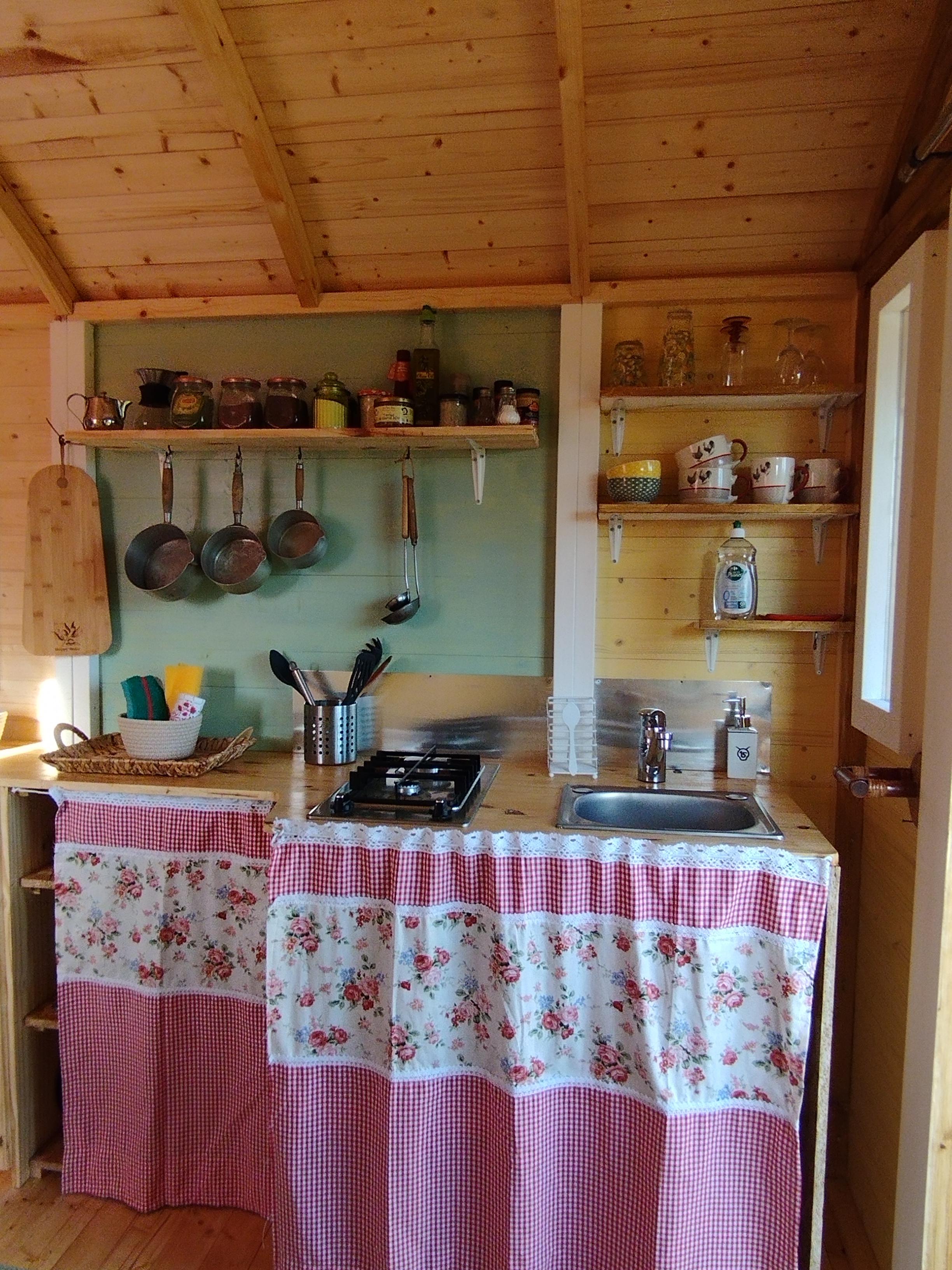 Évasion en roulotte romantique au cœur de l'Auvergne à Saint Saturnin — espace de vie