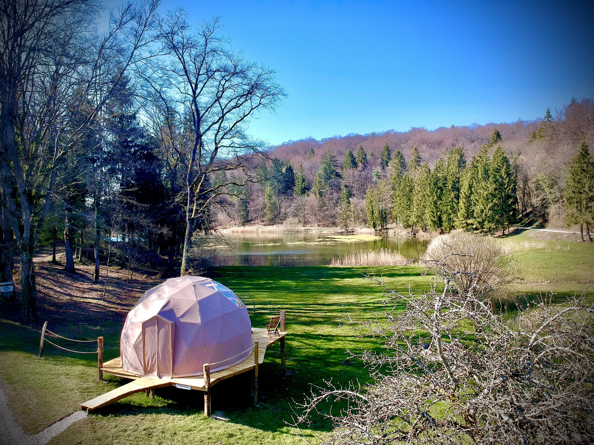 Grande ourse — Dôme avec terrasse sur pilotis à Meuse