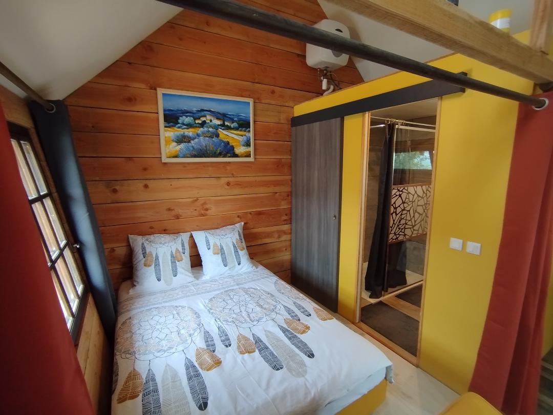 Cabane La Plaisance sur Ciel & SPA : une évasion sensorielle en Midi-Pyrénées à Cordes Sur Ciel — chambre