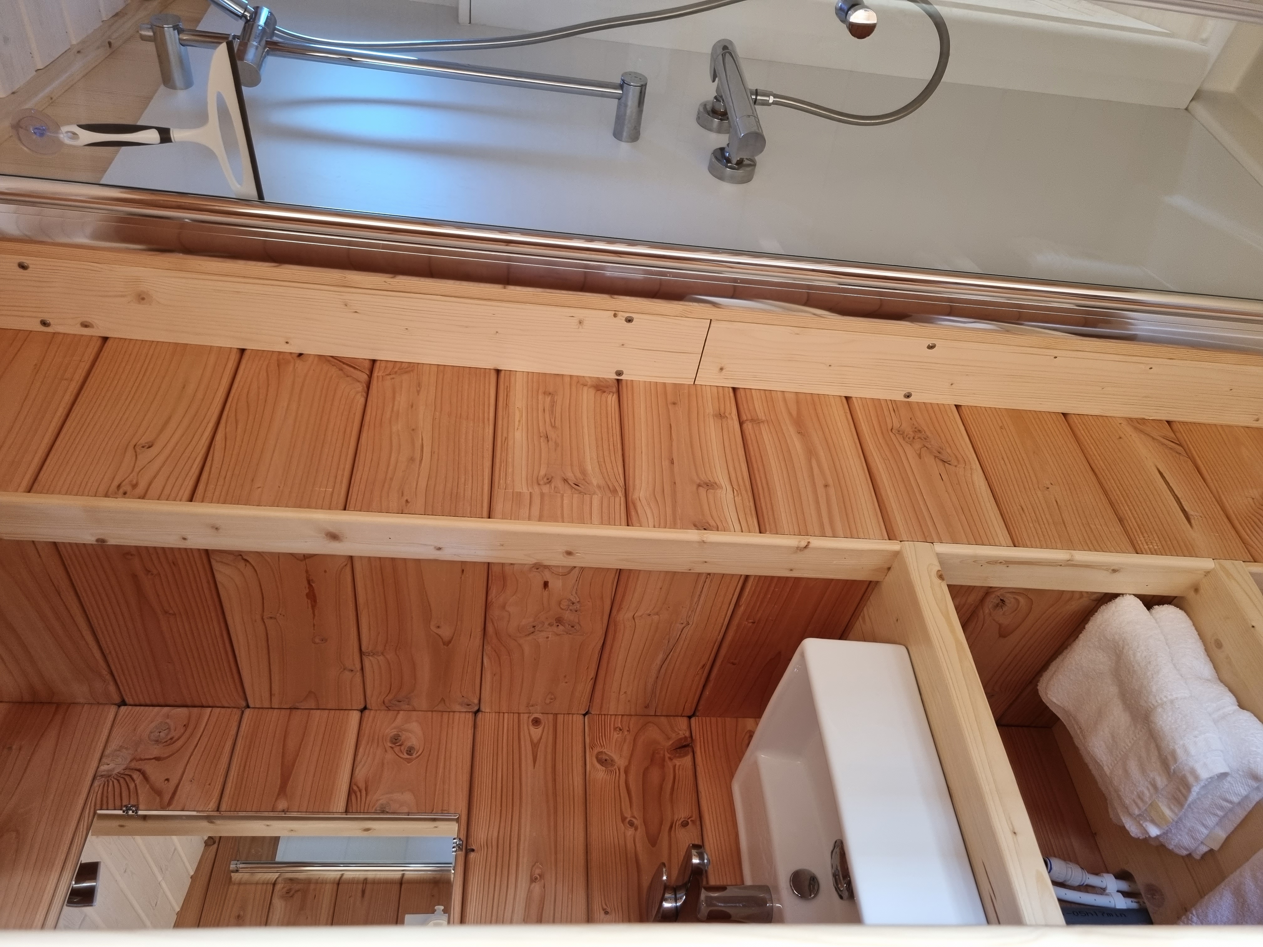 Lodge Boat 2 cabines : une cabane sur l'eau en Limousin à Peyrat Le Chateau — chambre