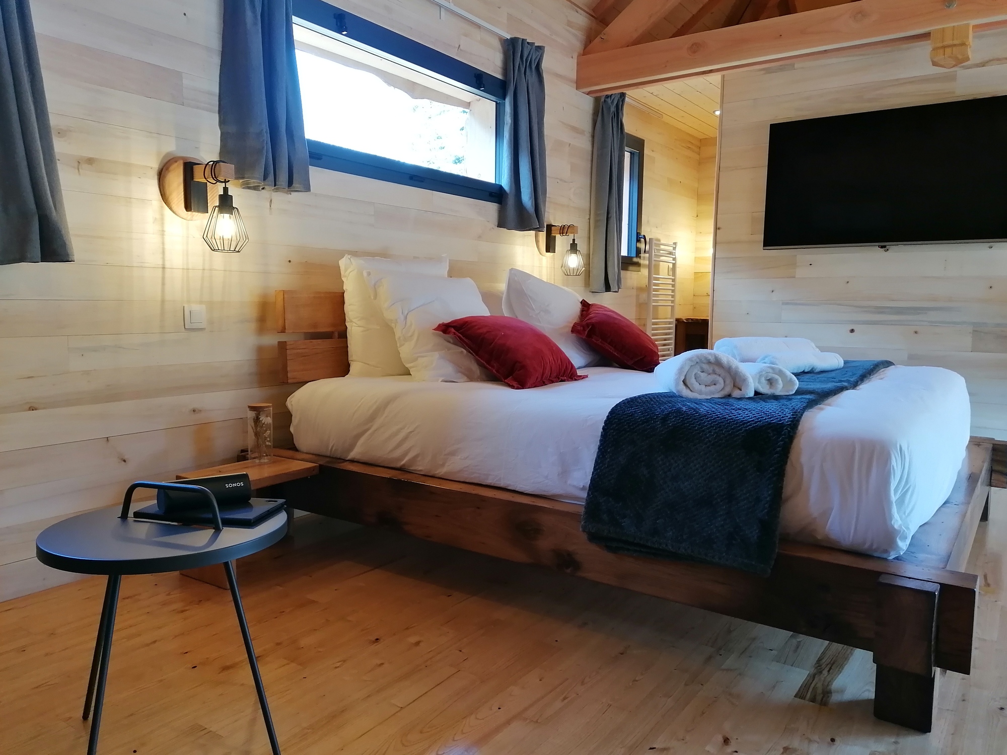 Cabane Laurier & SPA : une évasion suspendue au cœur des arbres à Satillieu — chambre