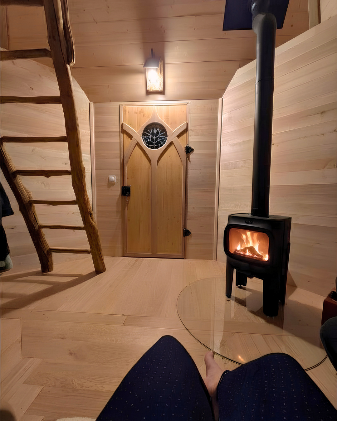Le Clocheton des Fées — Cabane sur pilotis avec spa à Cantal à Saint-Jacques-des-Blats — espace de vie