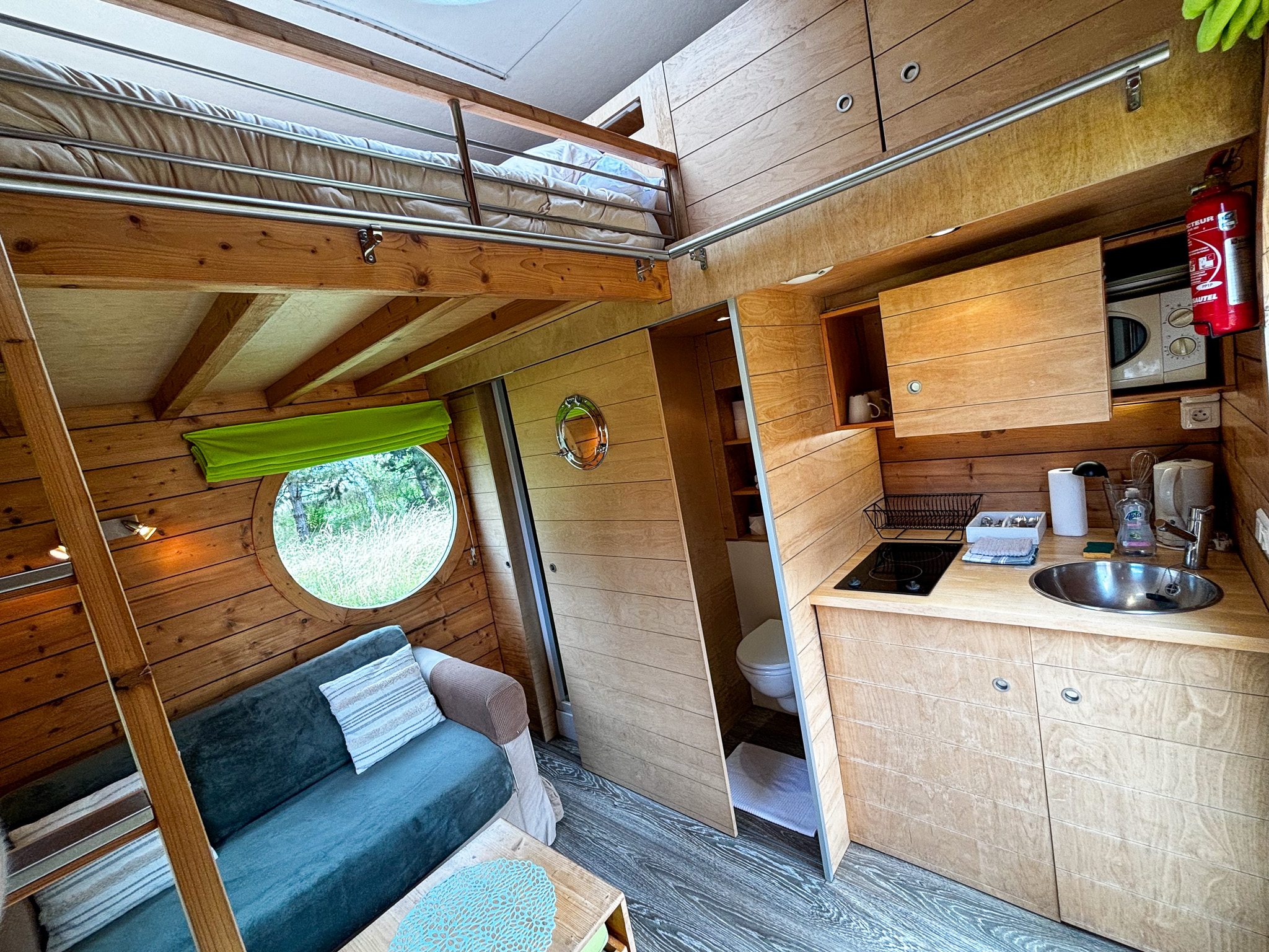 Carré d'étoiles Vénus : une cabane poétique au cœur de la nature à La Chapelle Blanche St Martin — espace de vie