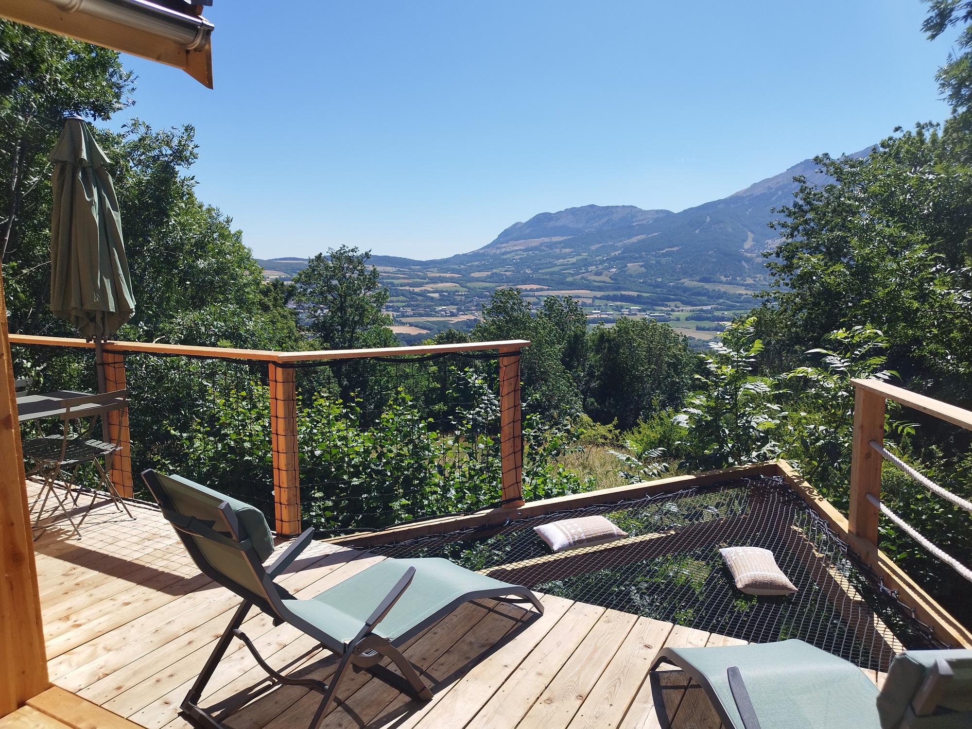 Cabane de l'Aiguille & SPA : une évasion sensorielle en Hautes-Alpes à St Julien En Champsaur — chambre