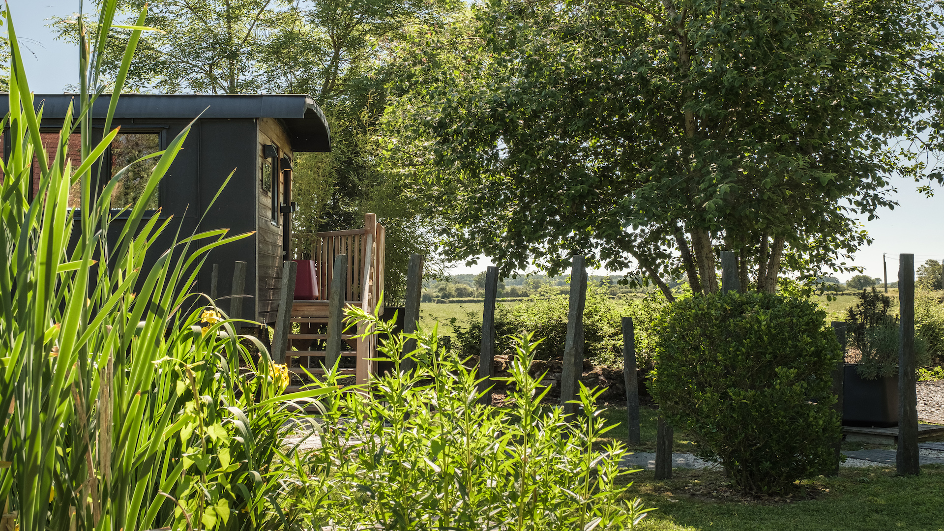 Évasion en roulotte avec spa privatif en Bourgogne à Jouey — chambre
