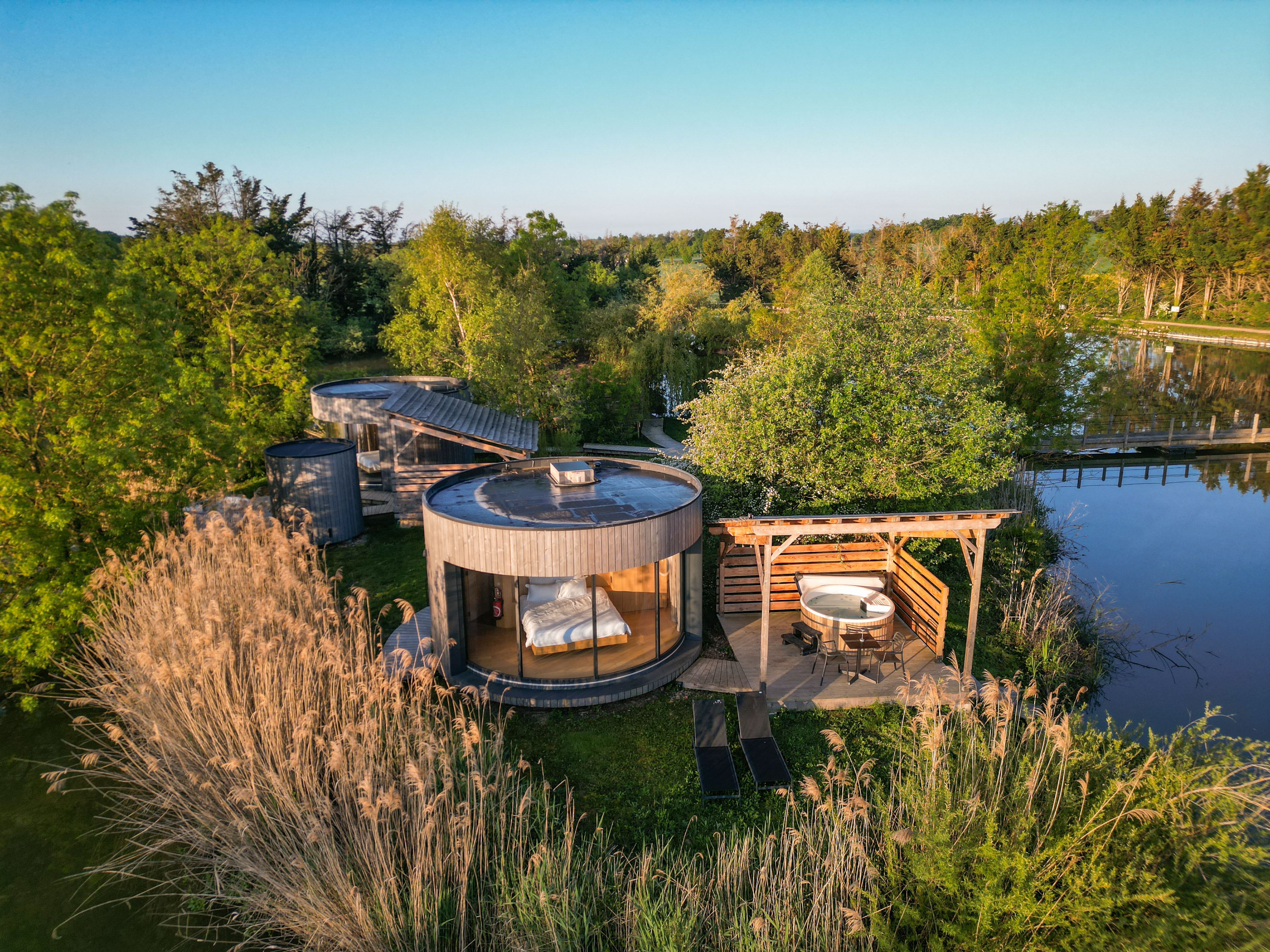 LUMIPOD SPA ILE — Cabane au bord de l'eau avec spa à Ain à Meillonnas — vue depuis la terrasse