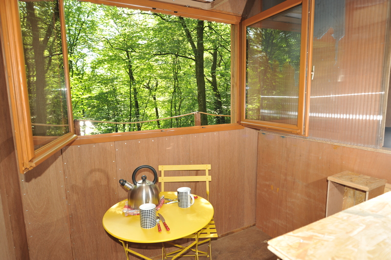 La Cabane des Troglodytes : un refuge suspendu en Franche-Comté à Mont Sous Vaudrey — salle de bain