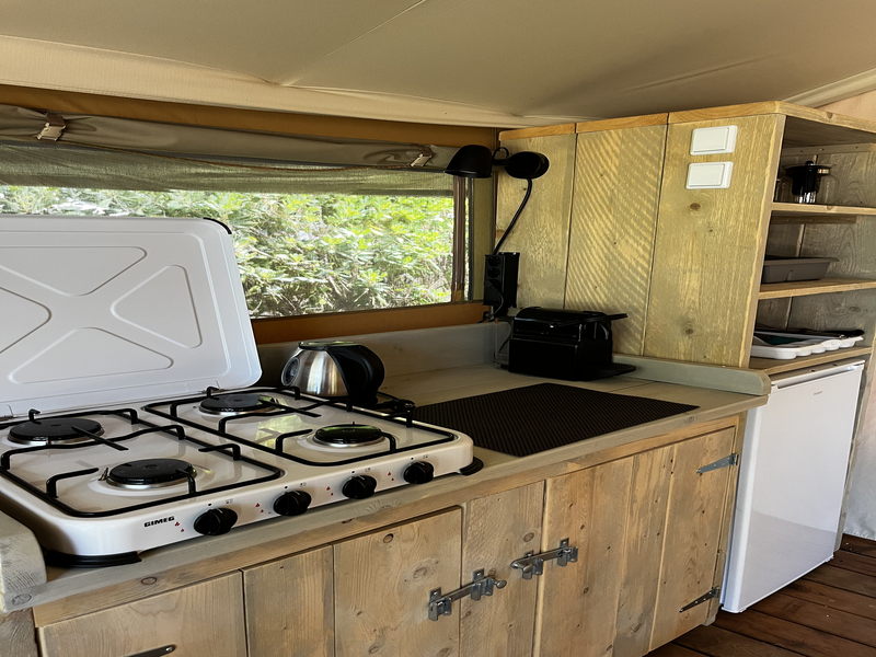 Tente Lodge SAFARI — Glamping avec spa à Gard à Alès — cuisine