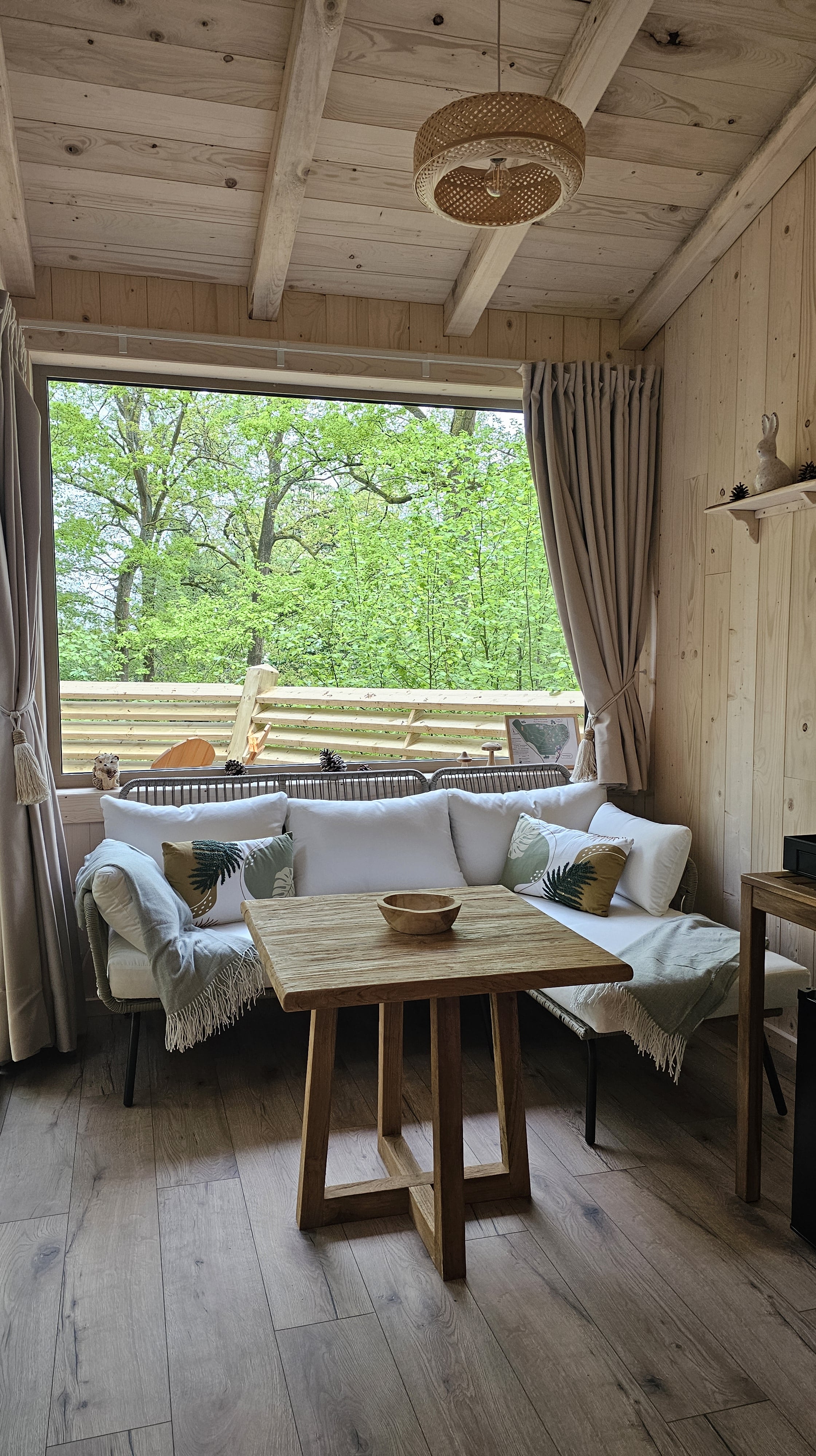 Cabane Spa Idylle : une expérience unique dans les arbres à Rosoy-En-Multien — détail architectural