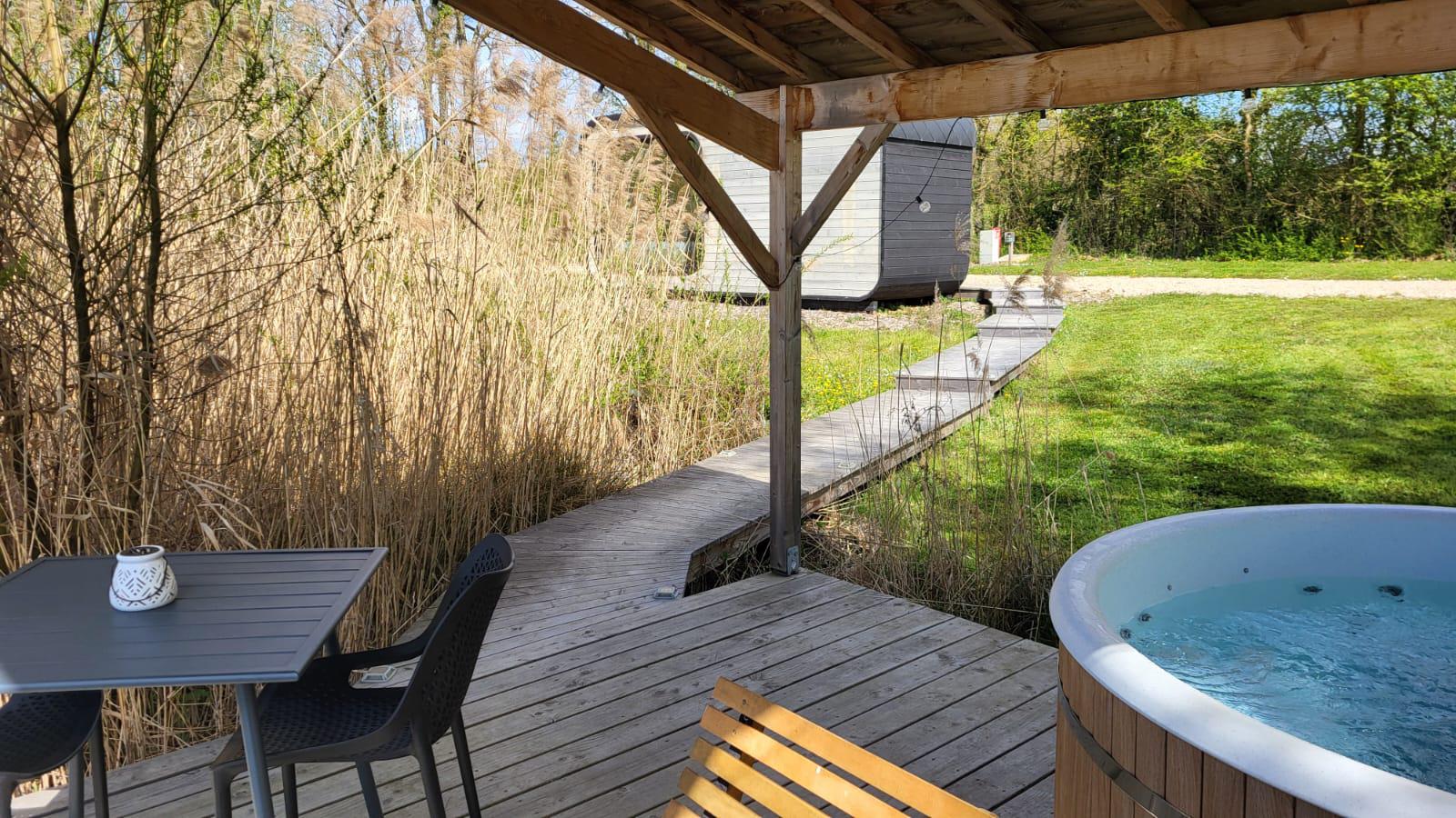 Cabane Roseaux & Spa — Évasion romantique avec spa à Ain à Meillonnas — détail architectural
