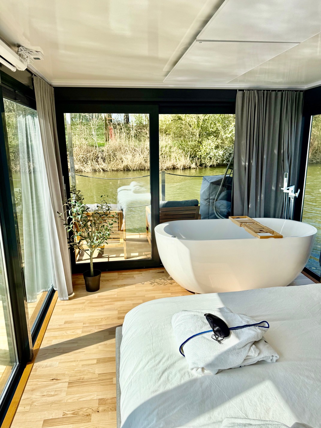 La Dolce Vita & Spa — Péniche avec spa à Moselle à Metz — vue depuis la terrasse