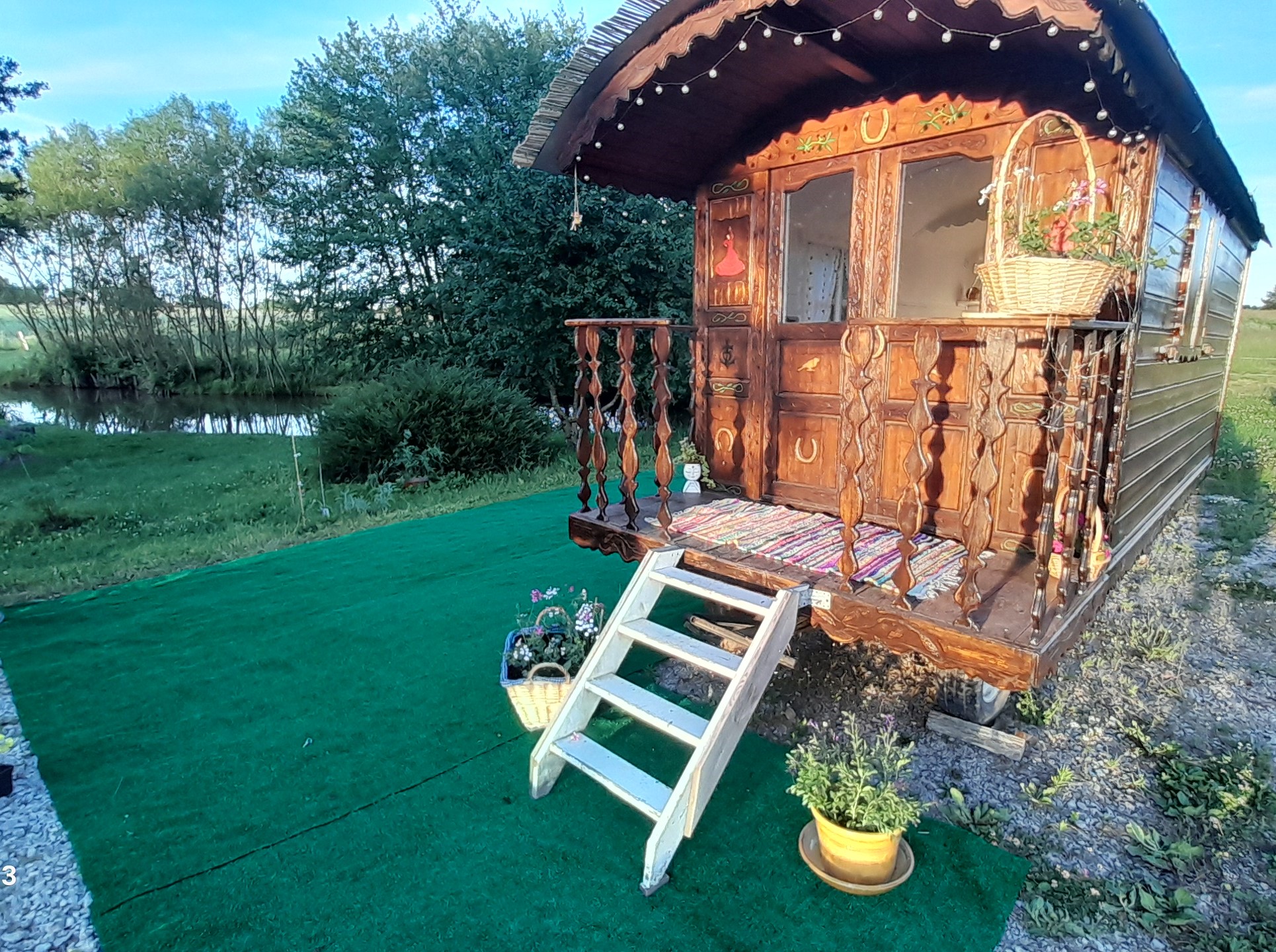 La roulotte au bord de l'étang — Roulotte cosy avec spa dans le Jura à Tavaux — vue intérieure