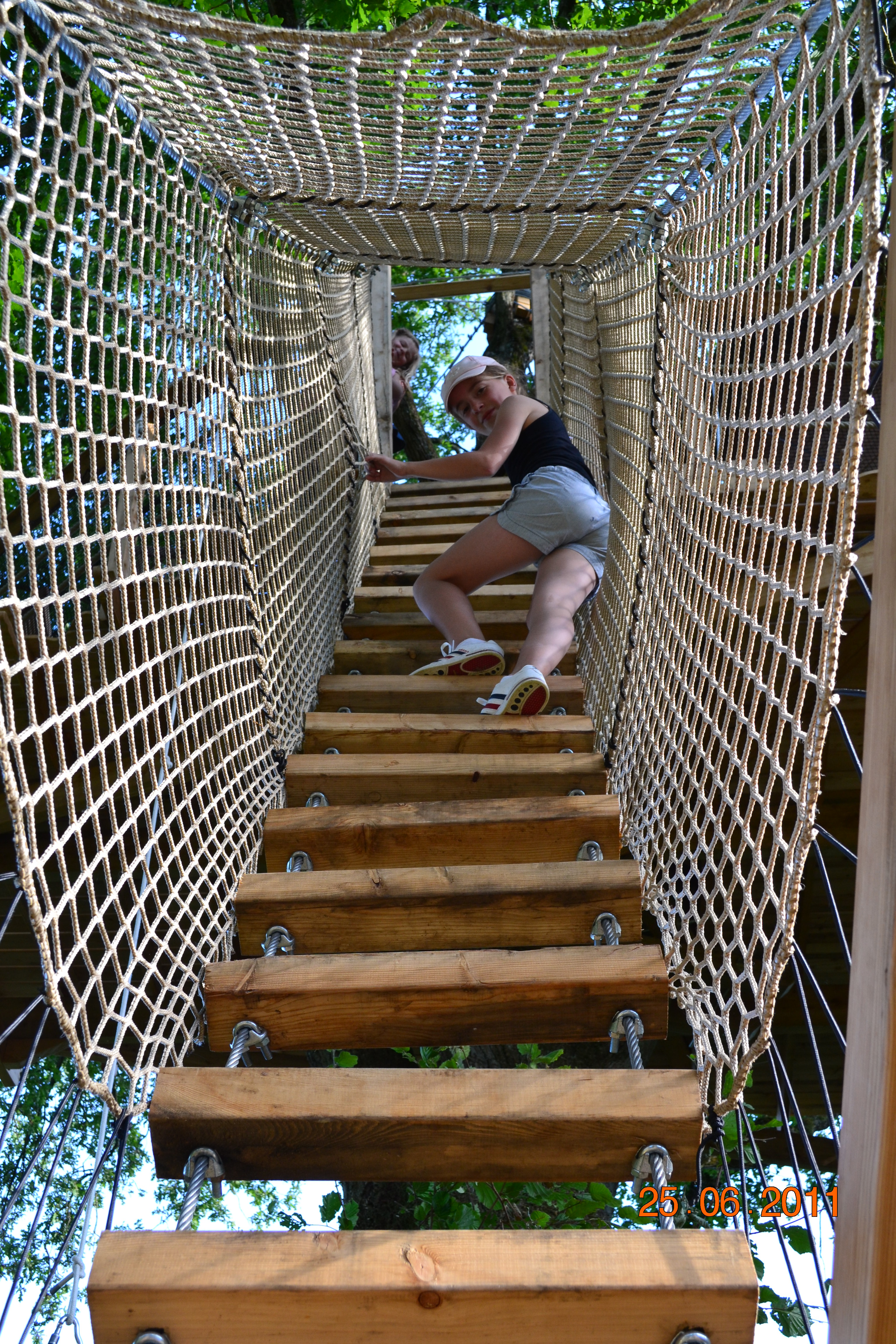 Cabane New-York — Nuit perchée à 7m au-dessus d'un ruisseau en Mayenne à La Baconnière — chambre