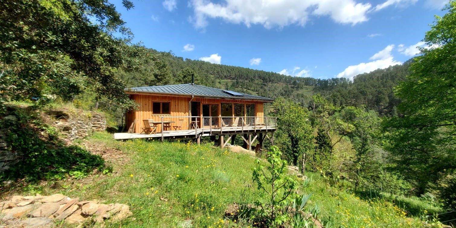 Cabane sur pilotis : une expérience unique au bord de la rivière — Cabane à Chambon