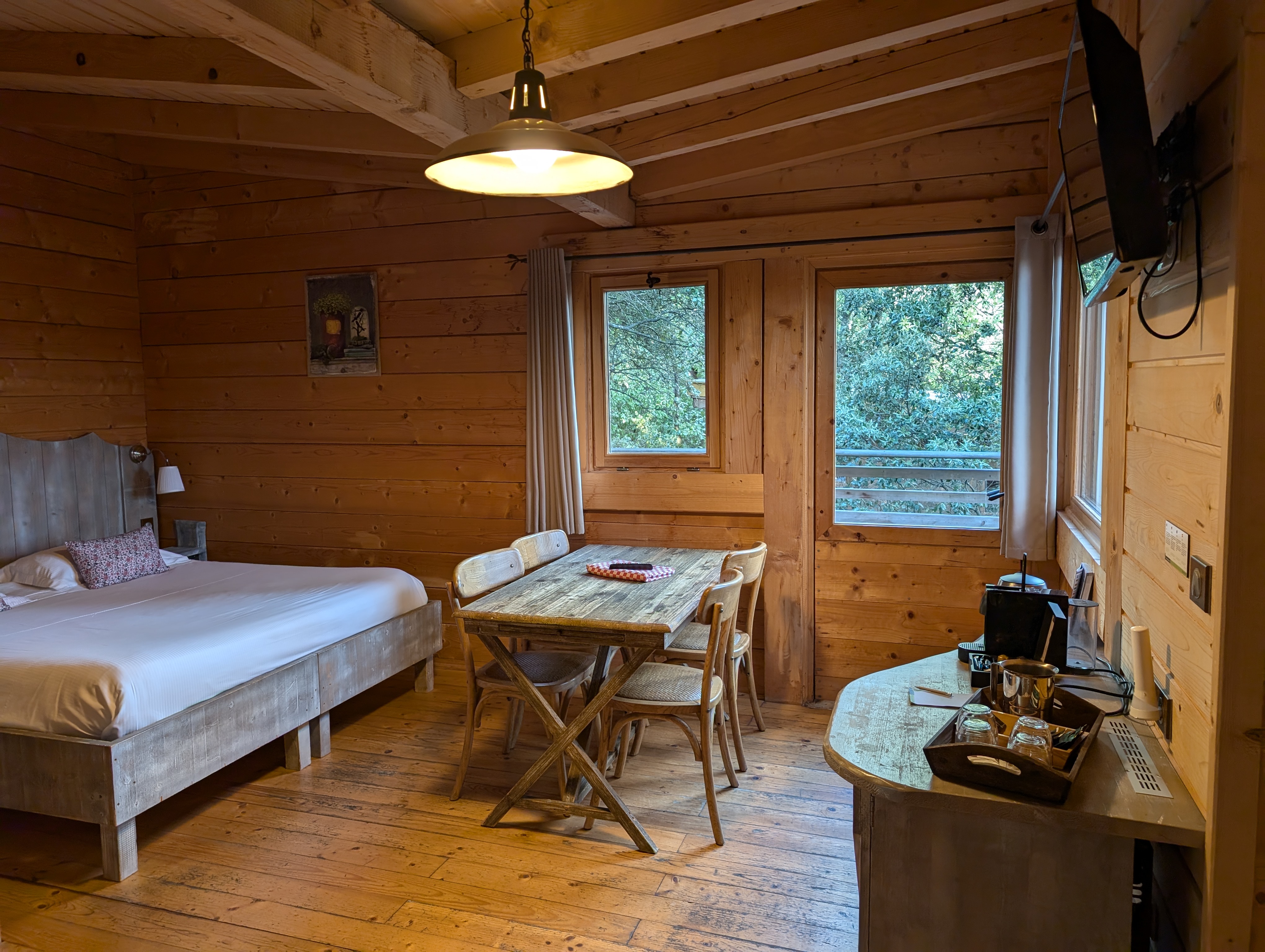 Cabane Refuge : une expérience suspendue en pleine nature à Villalier — vue depuis la terrasse